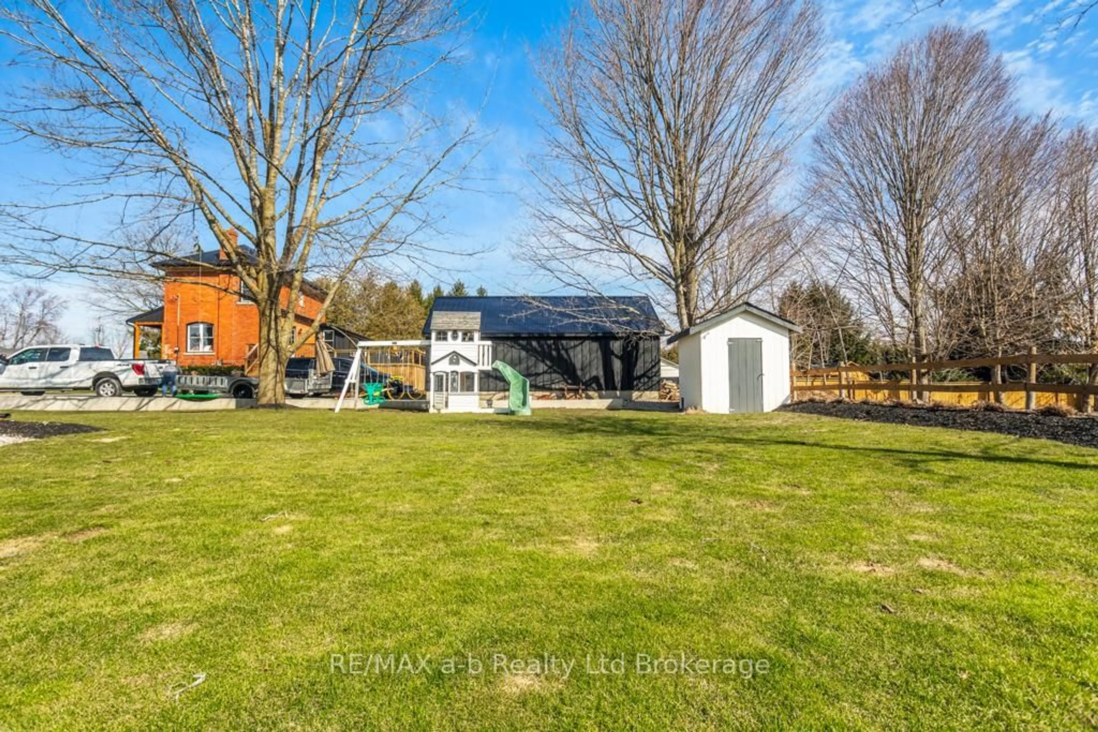 A pic from outside/outdoor area/front of a property/back of a property/a pic from drone, unknown for 641 MAIN St, Norwich Ontario N0J 1C0