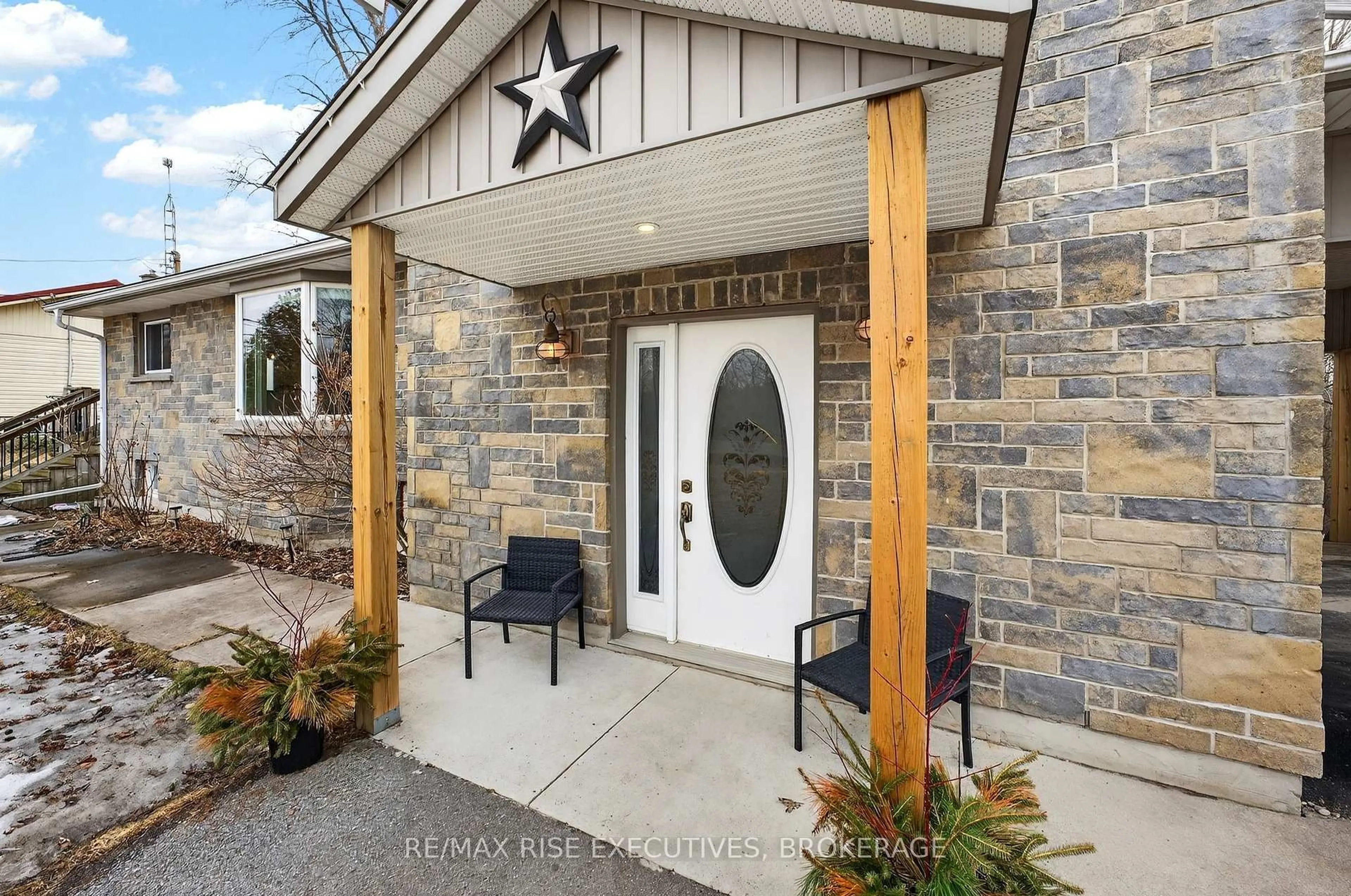 Indoor entryway for 2883 Bur Brook Rd, Kingston Ontario K7P 2Y7