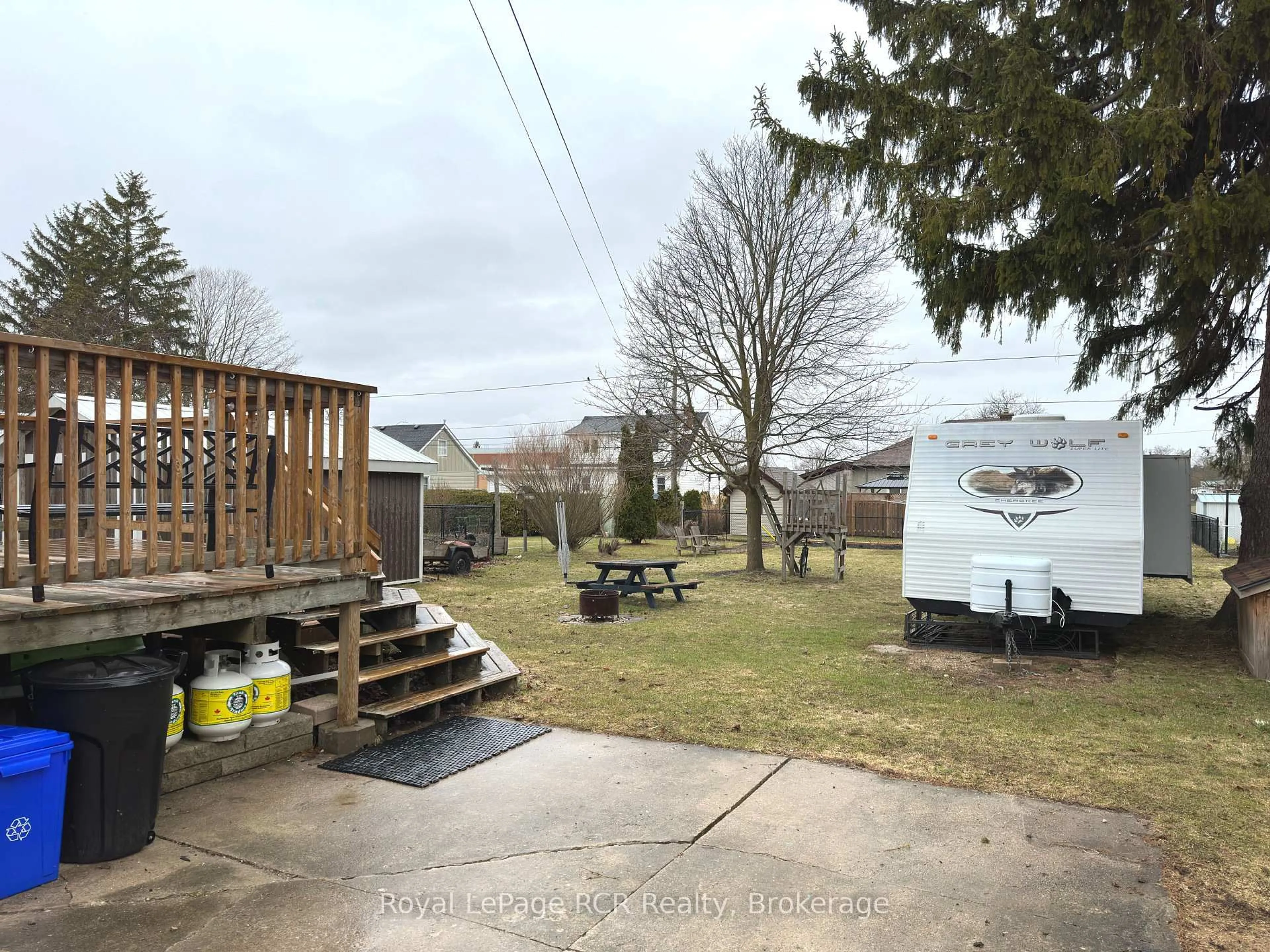 A pic from outside/outdoor area/front of a property/back of a property/a pic from drone, water/lake/river/ocean view for 510 12th St, Hanover Ontario N4N 1V9