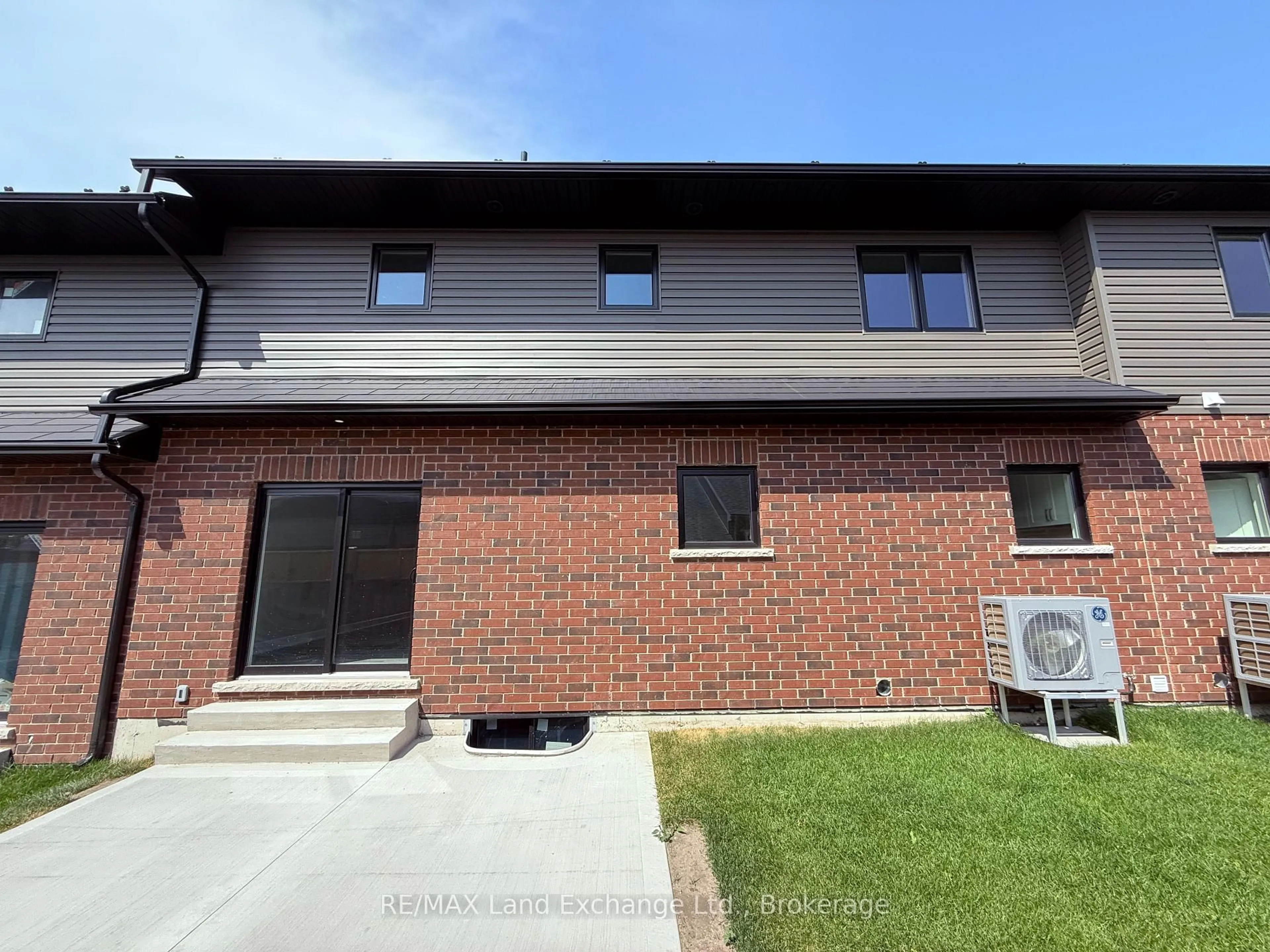 Home with brick exterior material, building for 8 GOLF LINKS Rd #Unit 2, Kincardine Ontario N2Z 0G1