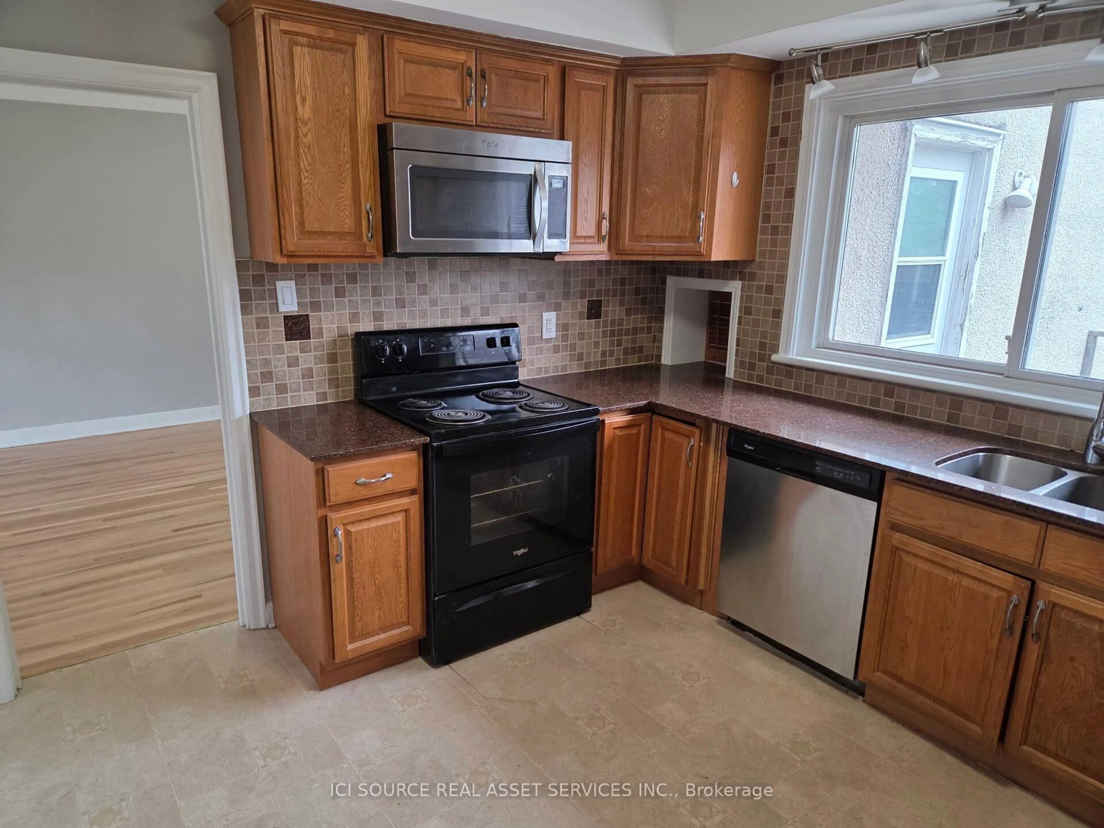 Standard kitchen, ceramic/tile floor for 30 Sunnycrest Dr, Ottawa Ontario K2E 5Y2