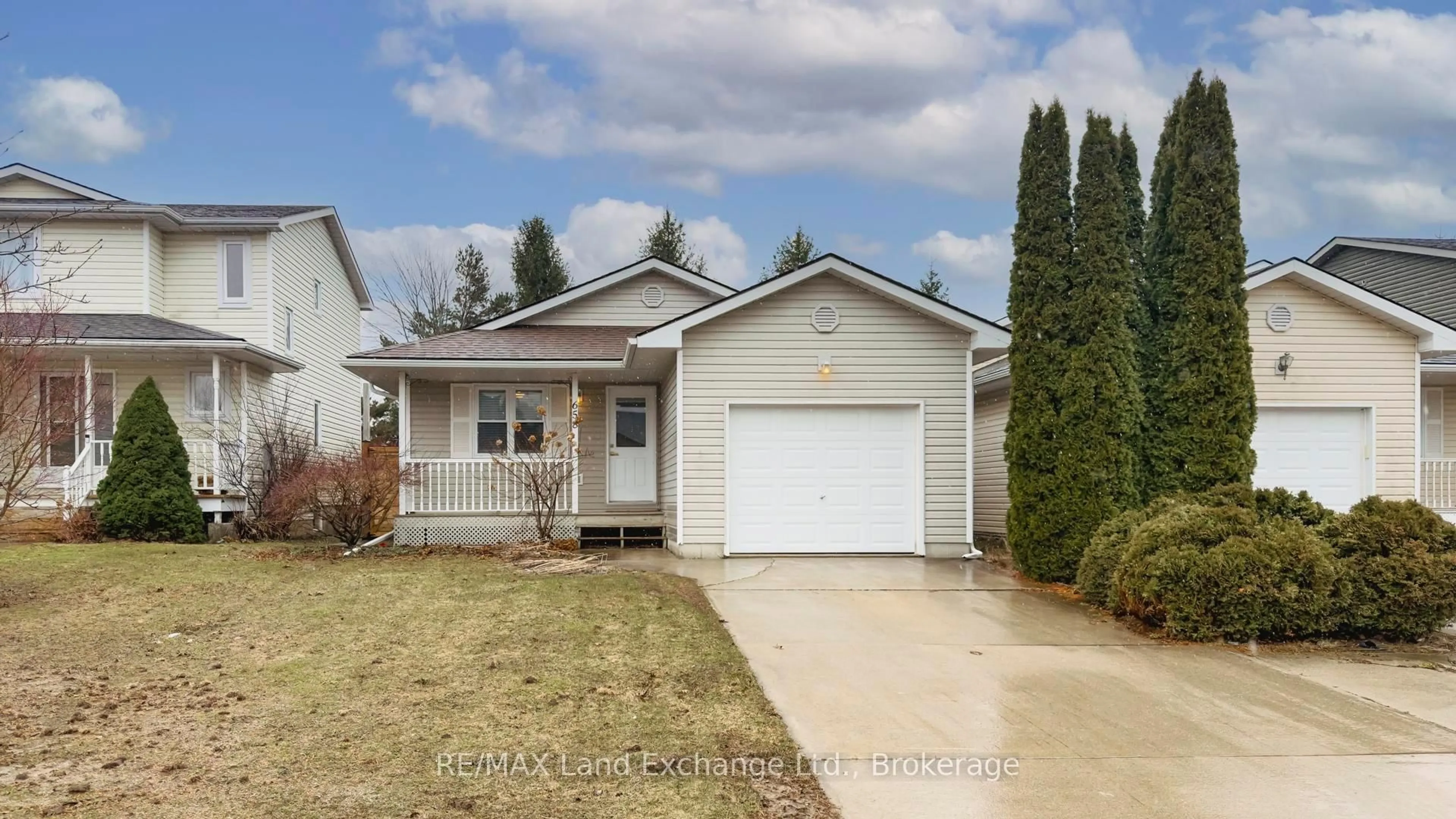 Home with vinyl exterior material, street for 658 Stewart Dr, Kincardine Ontario N2Z 3B4