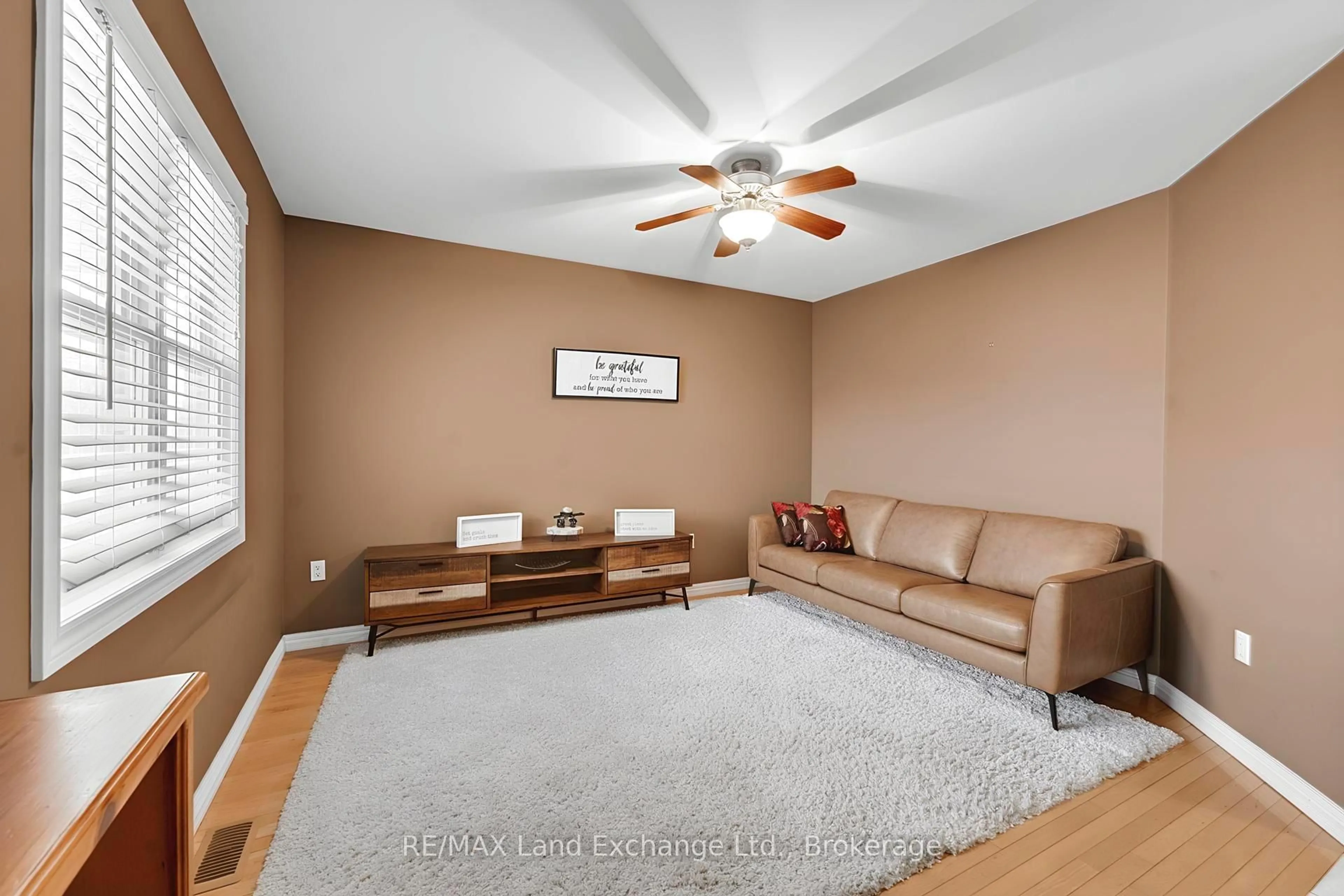 Living room with furniture, unknown for 658 Stewart Dr, Kincardine Ontario N2Z 3B4