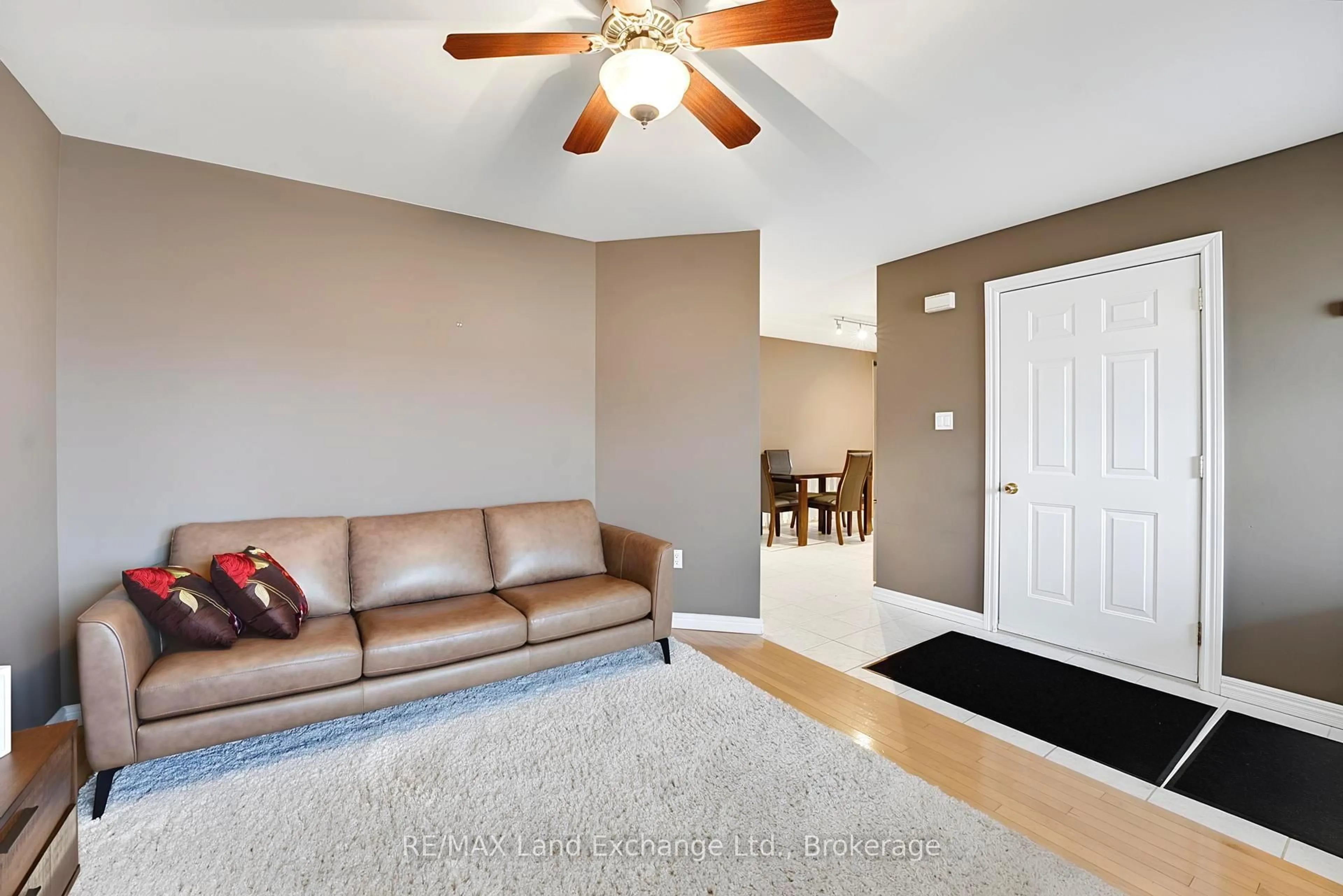 Living room with furniture, unknown for 658 Stewart Dr, Kincardine Ontario N2Z 3B4