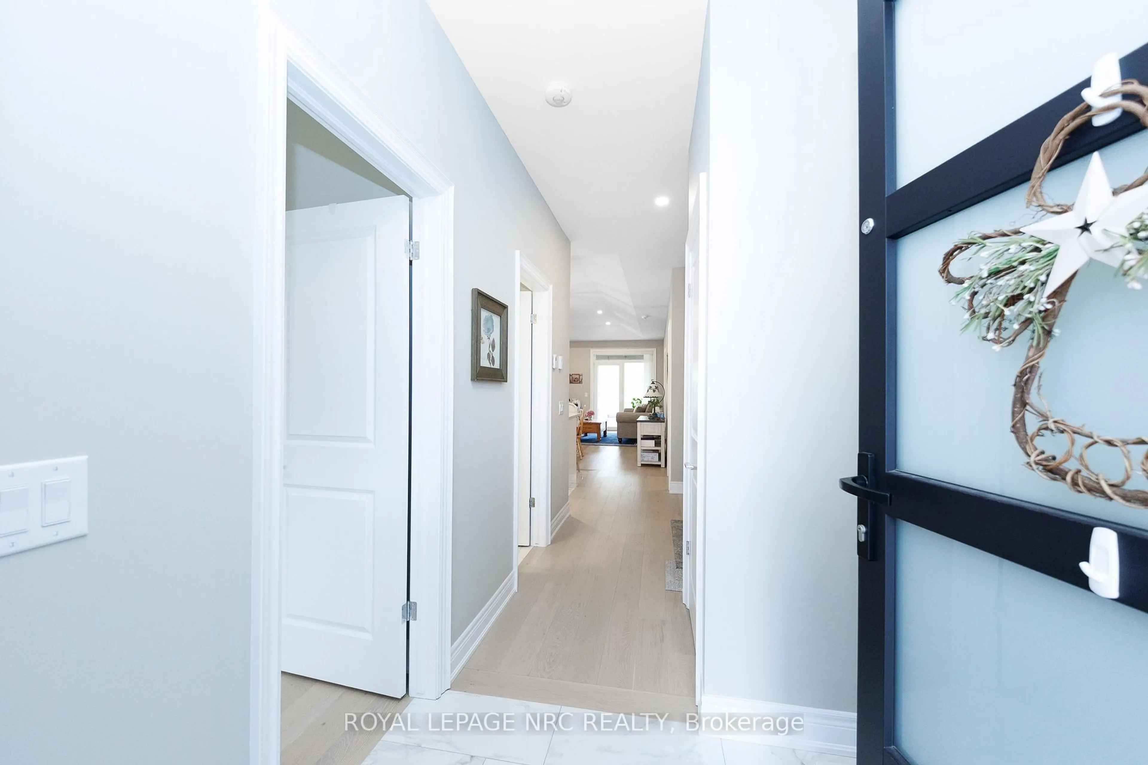Indoor foyer for 4136 VILLAGE CREEK Dr, Fort Erie Ontario L0S 1S0