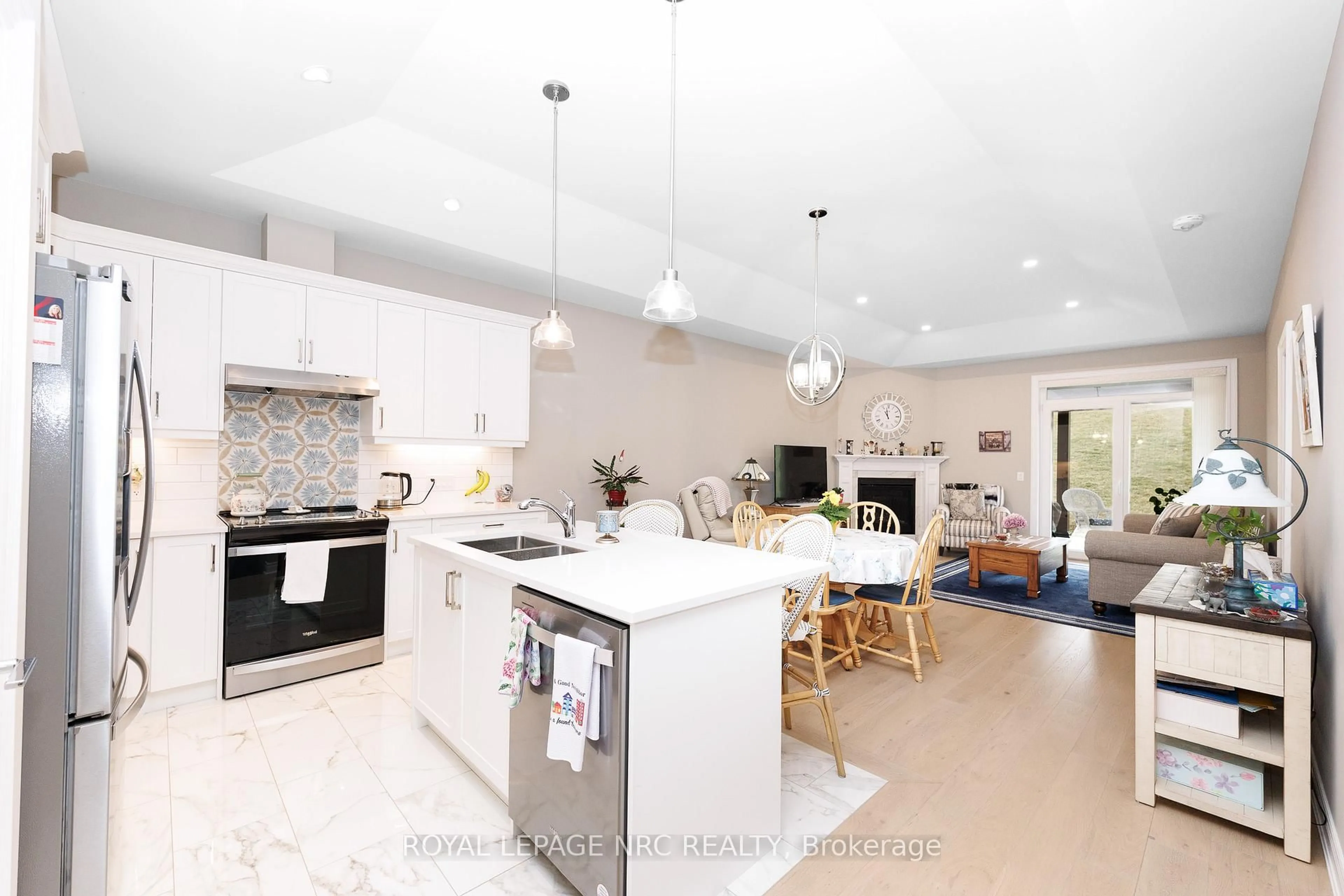 Open concept kitchen, ceramic/tile floor for 4136 VILLAGE CREEK Dr, Fort Erie Ontario L0S 1S0