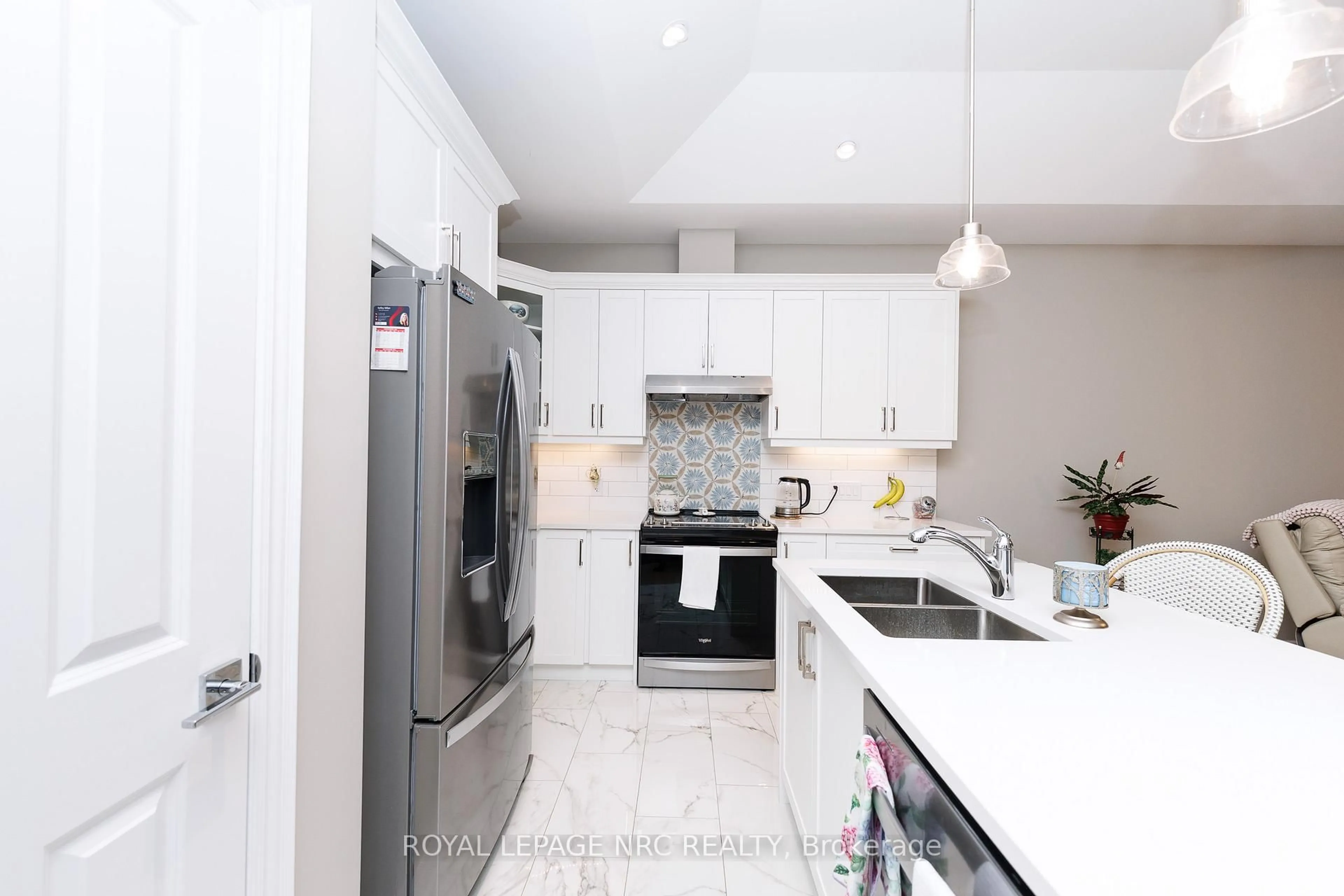 Contemporary kitchen, ceramic/tile floor for 4136 VILLAGE CREEK Dr, Fort Erie Ontario L0S 1S0