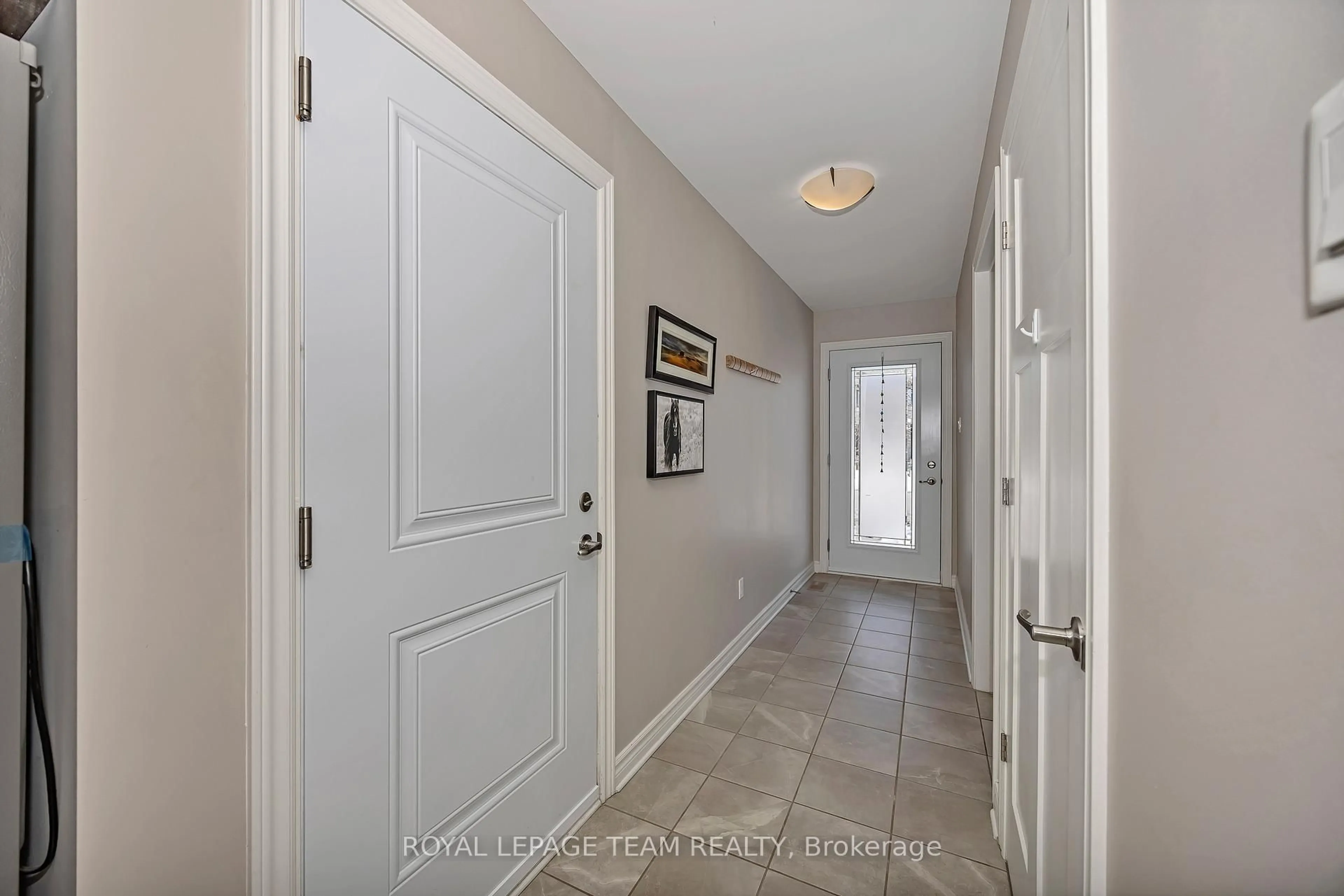 Indoor entryway for 826 Reaume St, Almonte Ontario K0A 1A0