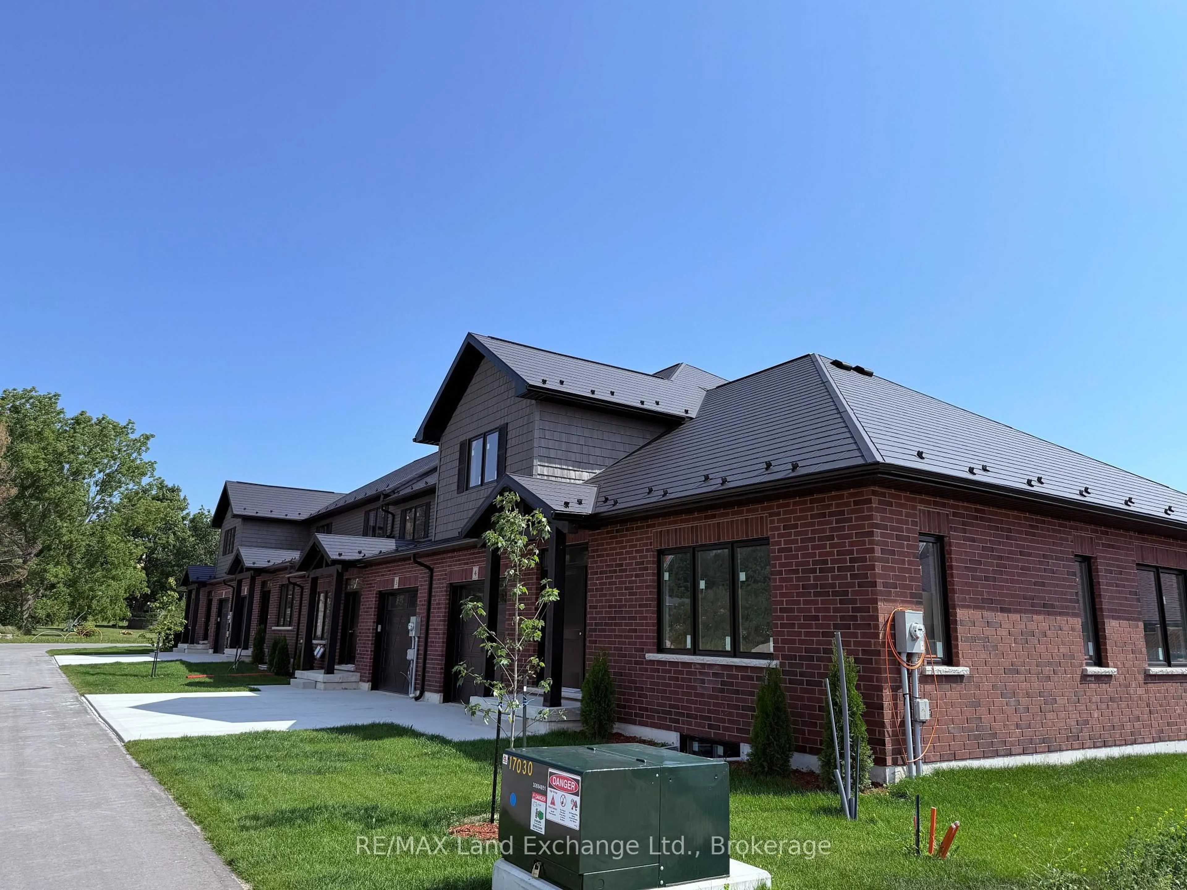 Home with brick exterior material, building for 8 GOLF LINKS Rd #Unit 4, Kincardine Ontario N2Z 0G1