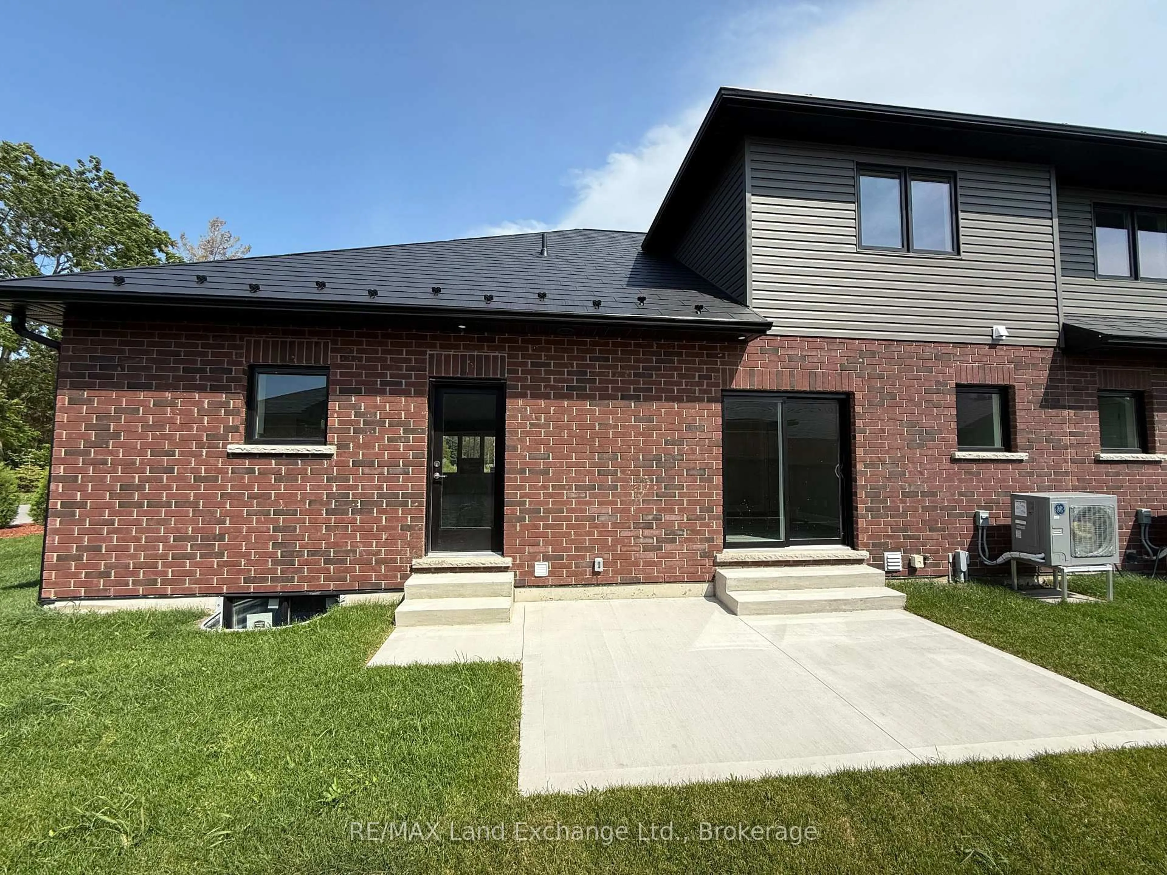 Home with brick exterior material, building for 8 GOLF LINKS Rd #Unit 4, Kincardine Ontario N2Z 0G1