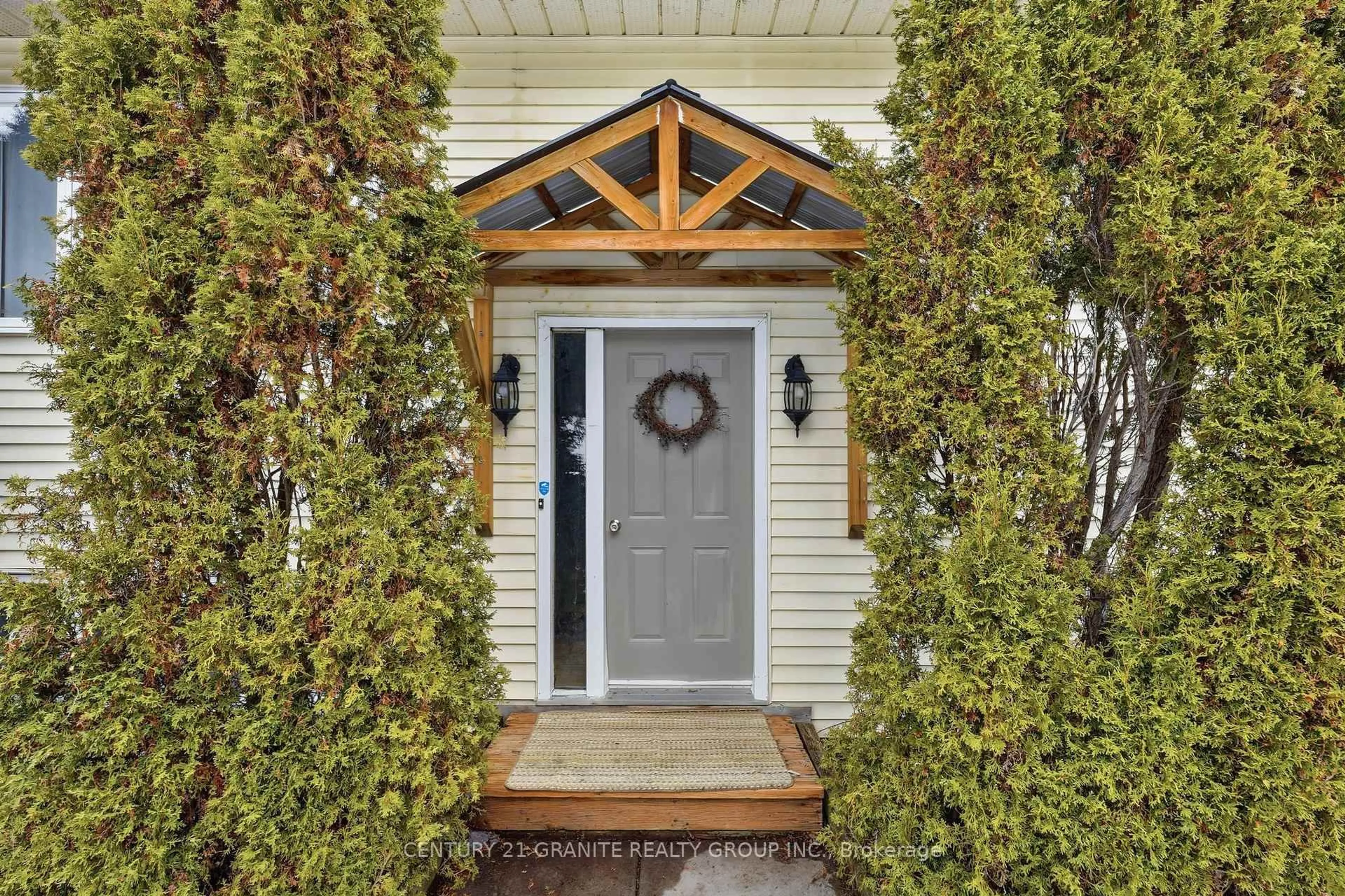 Indoor entryway for 28 Pine Ridge Rd, Bancroft Ontario K0L 1C0