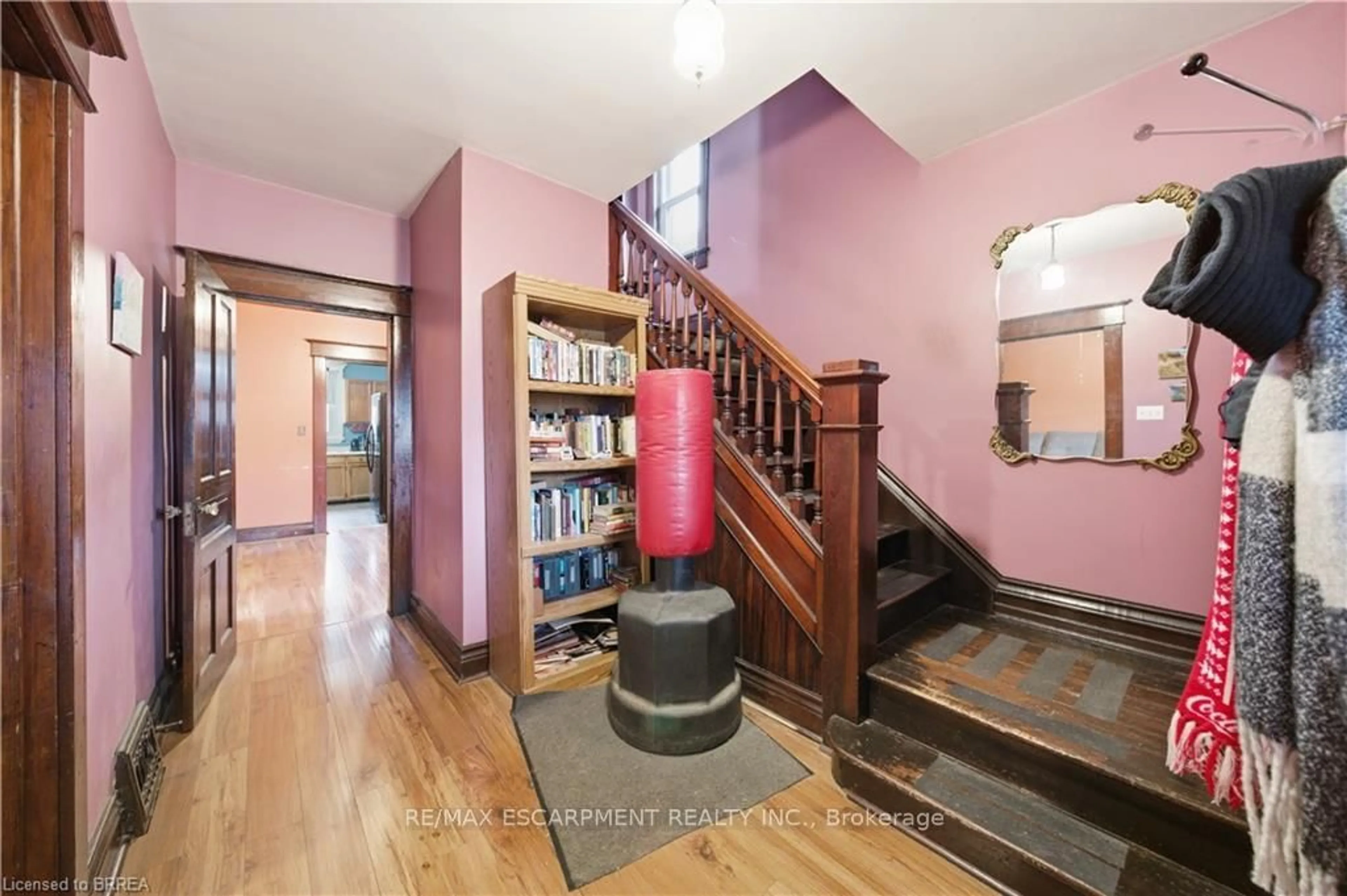 Indoor foyer for 139 Willow St, Brant Ontario N3L 2L4