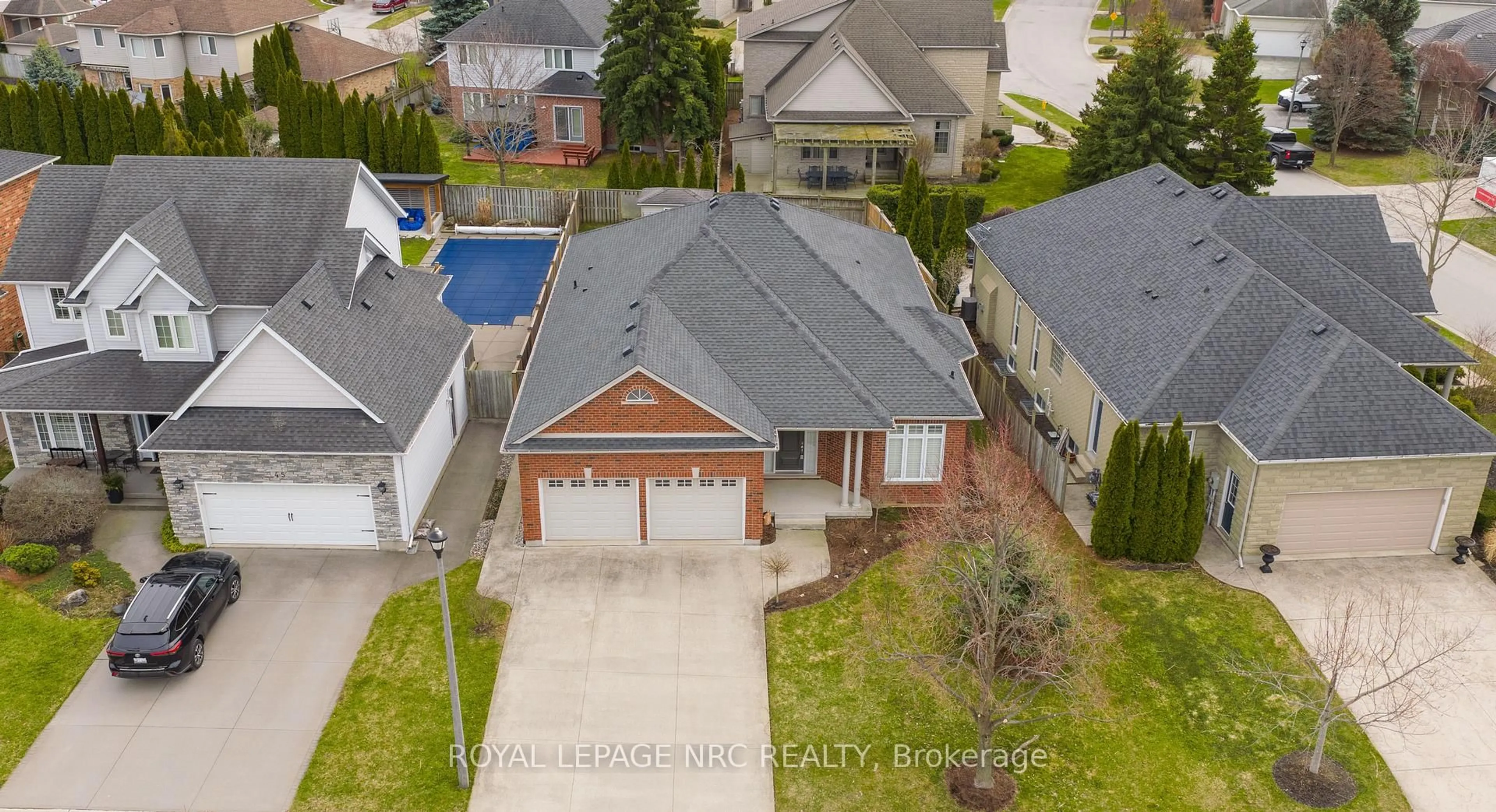 A pic from outside/outdoor area/front of a property/back of a property/a pic from drone, street for 47 Countryside Dr, St. Catharines Ontario L2W 1C4