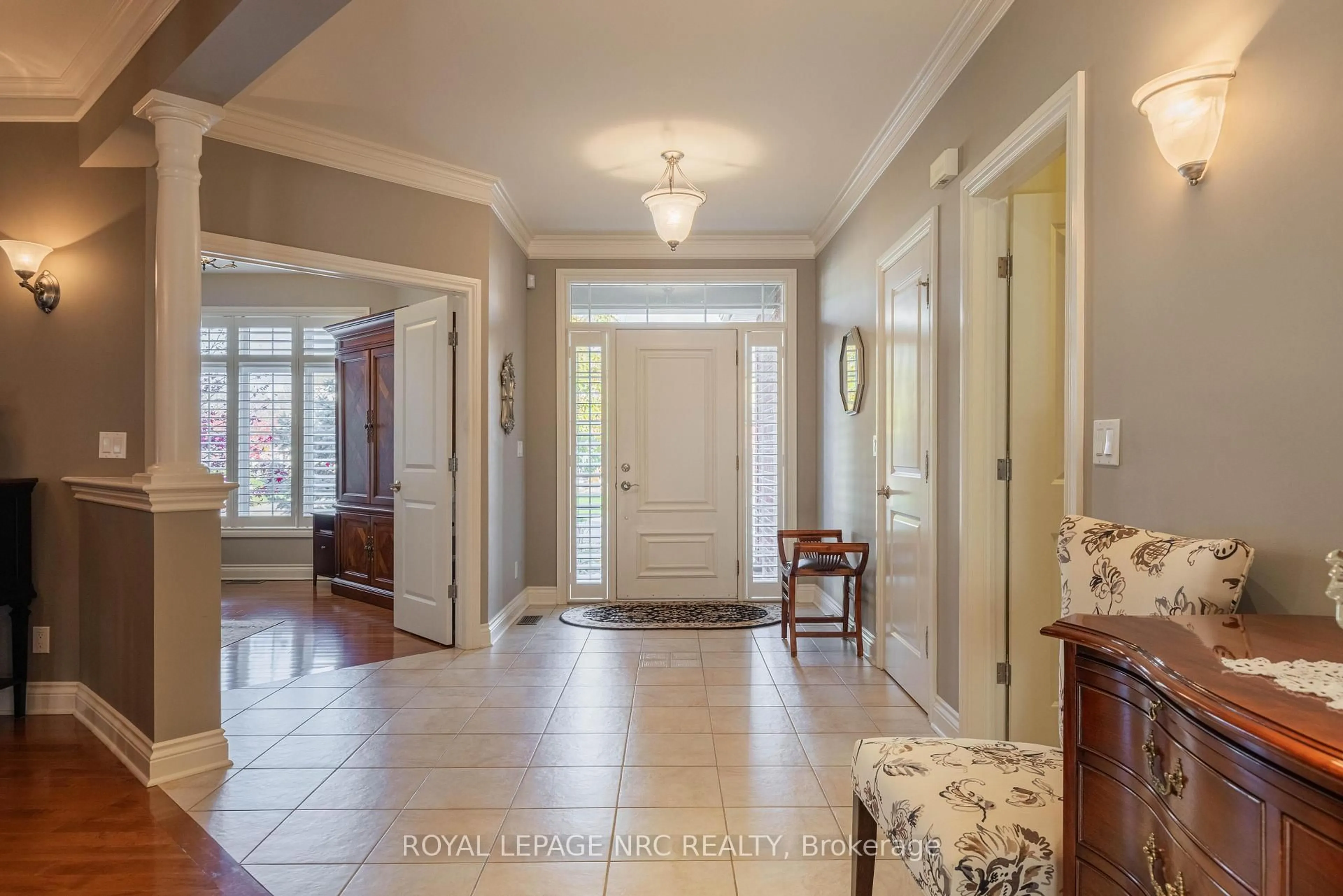 Indoor entryway for 47 Countryside Dr, St. Catharines Ontario L2W 1C4