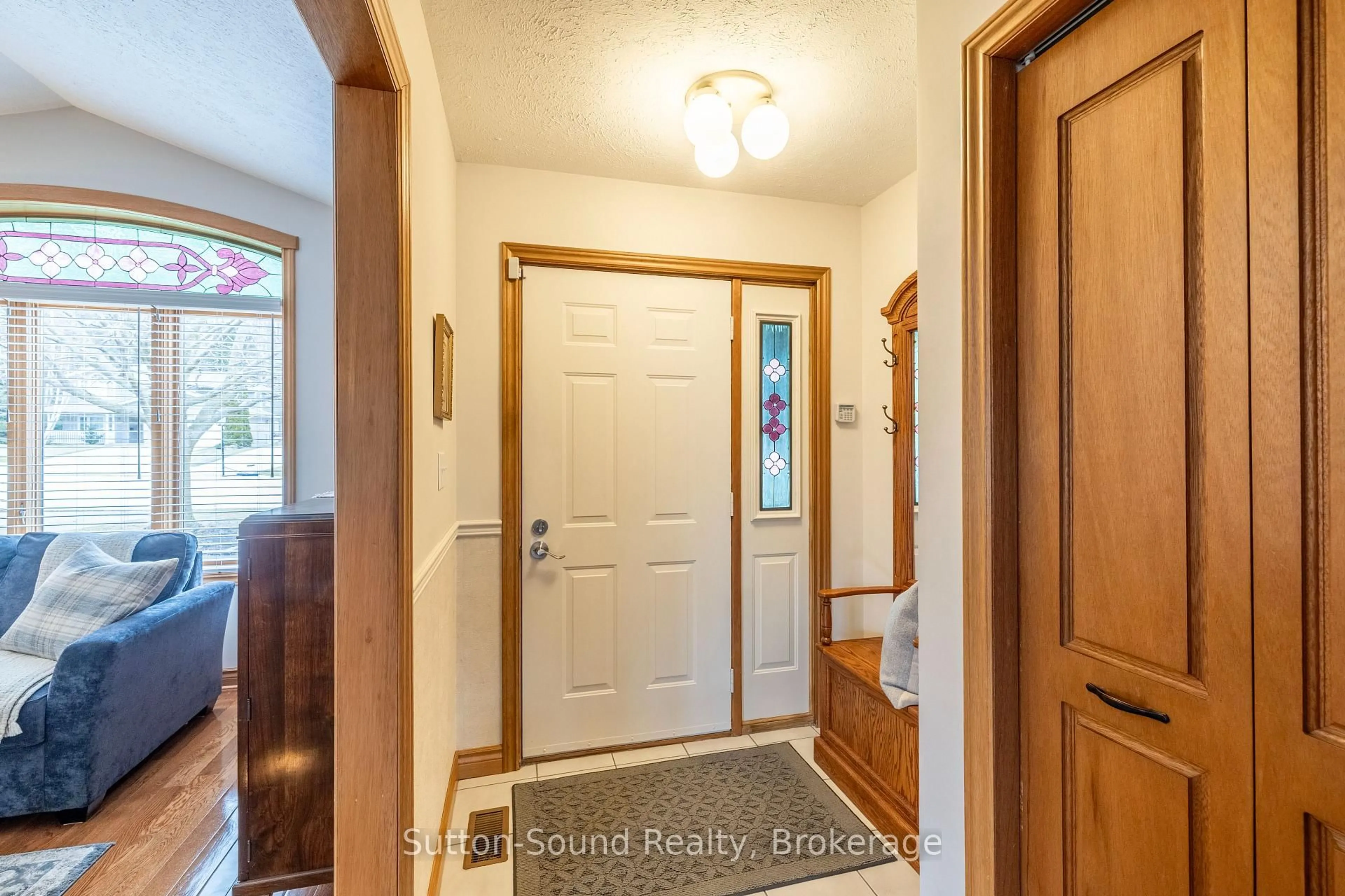 Indoor entryway for 735 15th A St, Owen Sound Ontario N4K 6V7