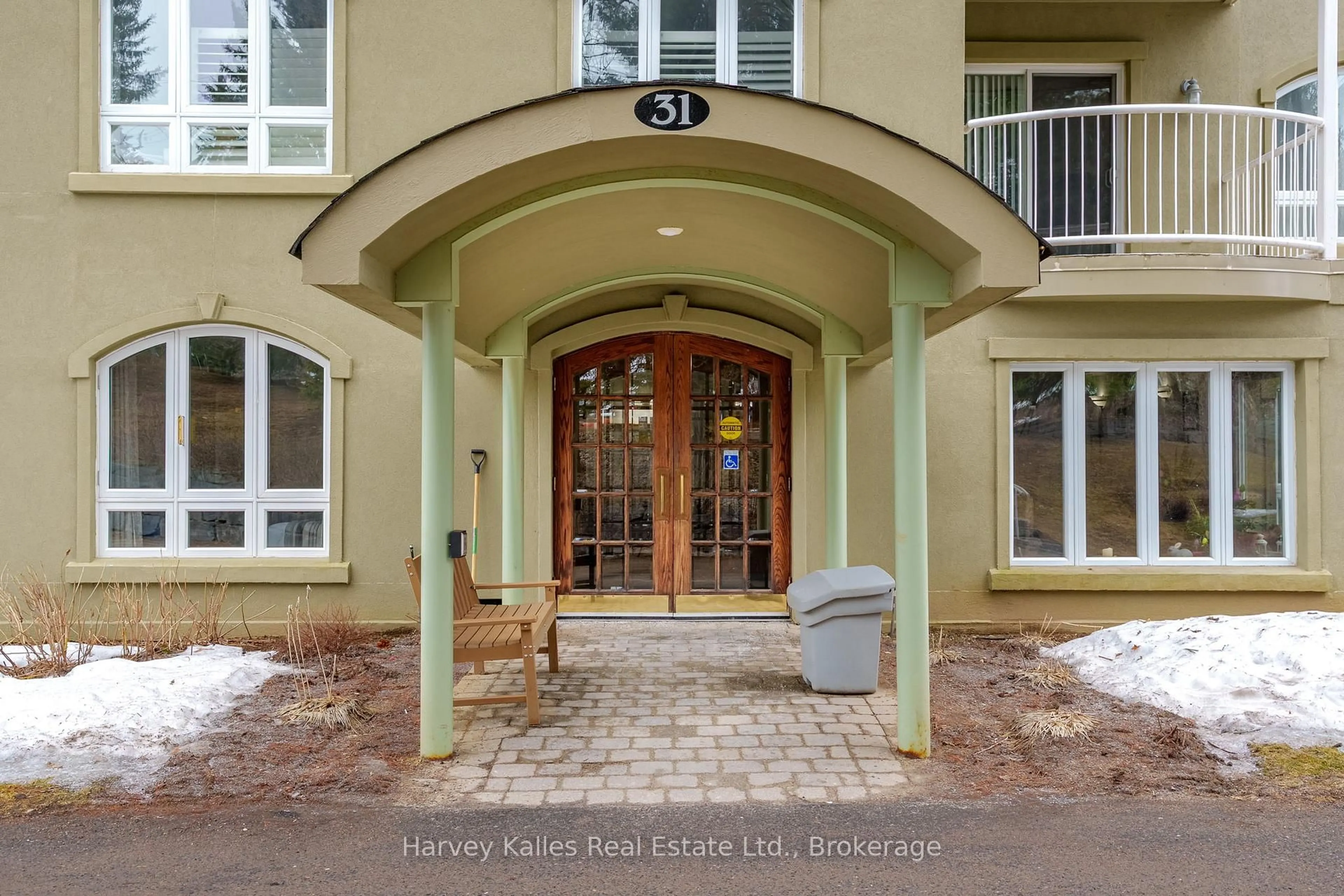 Indoor entryway for 31 Dairy Lane #107, Huntsville Ontario P1H 2L7