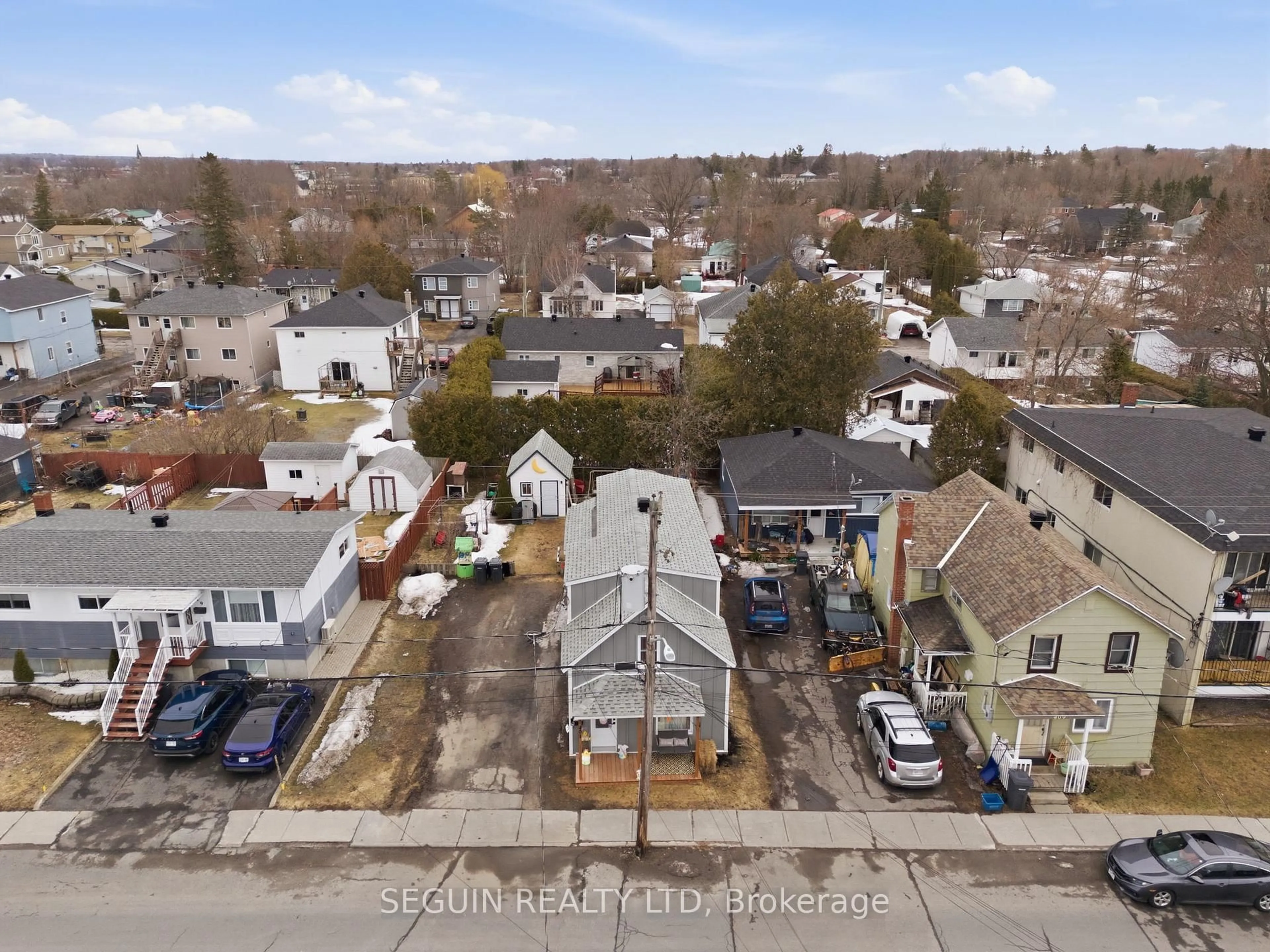 A pic from outside/outdoor area/front of a property/back of a property/a pic from drone, street for 399-401 Kitchener St, Hawkesbury Ontario K6A 2P4