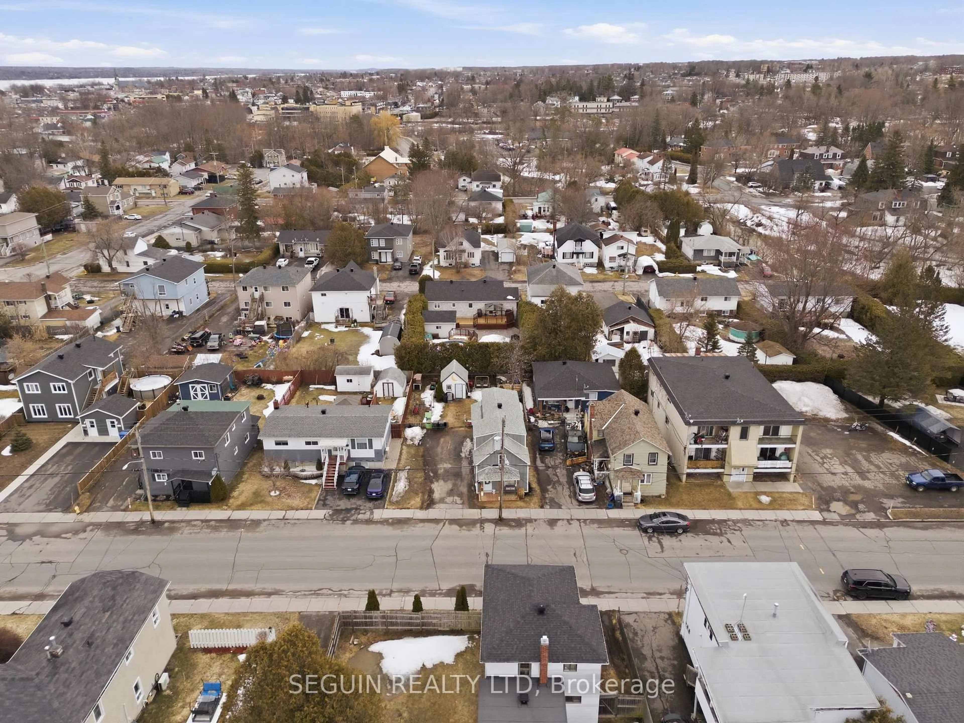 A pic from outside/outdoor area/front of a property/back of a property/a pic from drone, street for 399-401 Kitchener St, Hawkesbury Ontario K6A 2P4