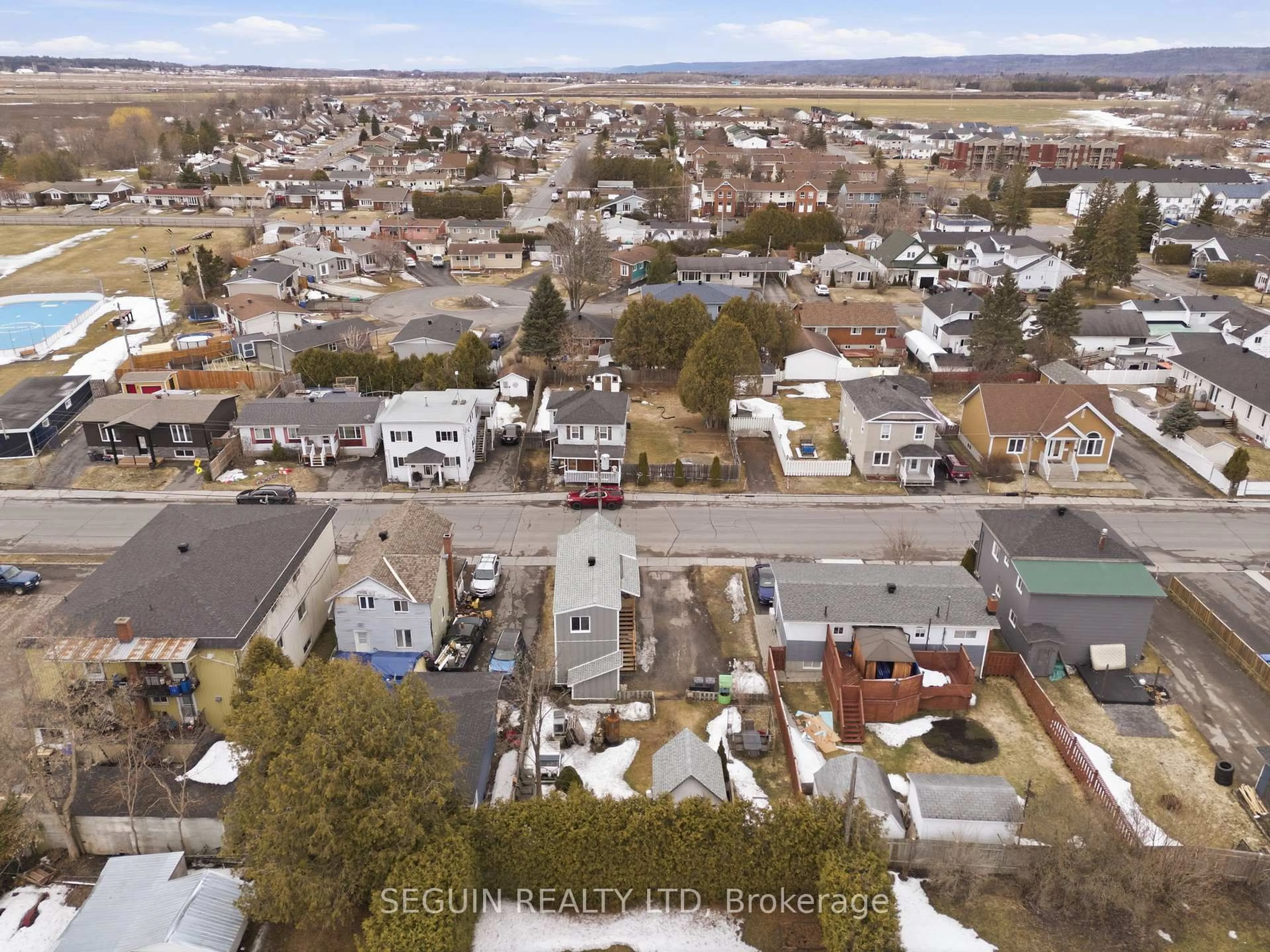 A pic from outside/outdoor area/front of a property/back of a property/a pic from drone, street for 399-401 Kitchener St, Hawkesbury Ontario K6A 2P4