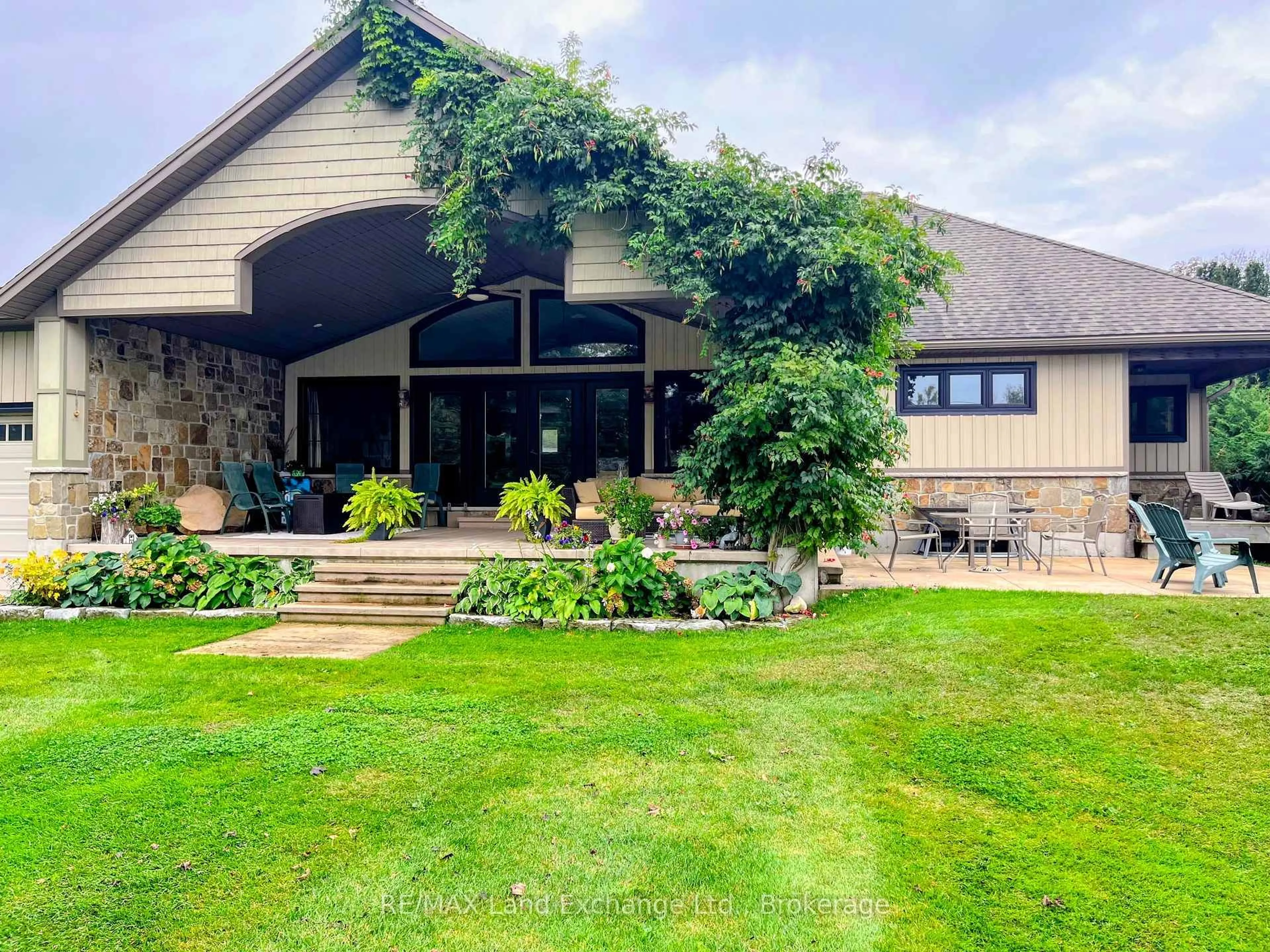 A pic from outside/outdoor area/front of a property/back of a property/a pic from drone, building for 203 Campbell Cres, Kincardine Ontario N2Z 1B9