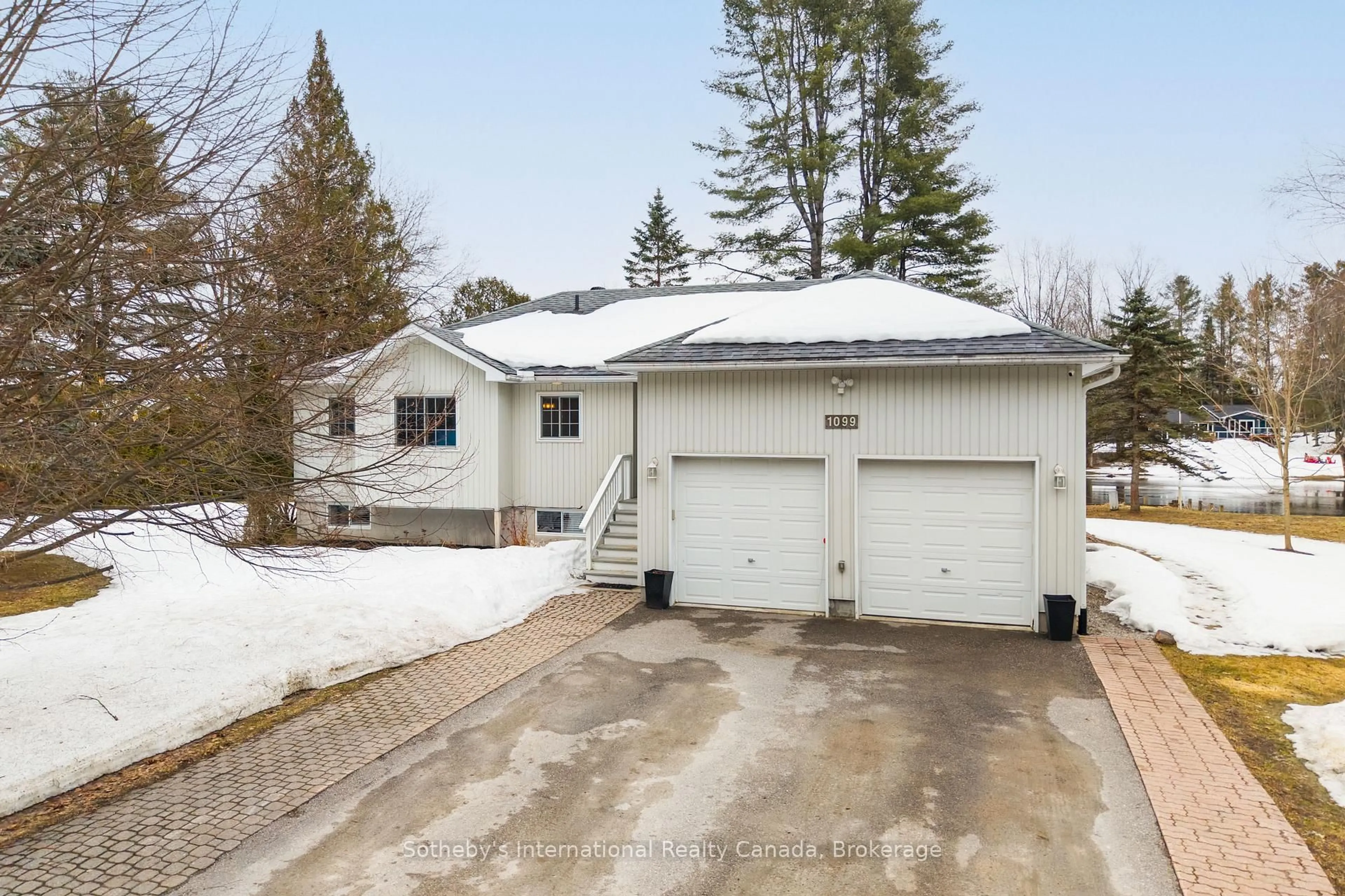 A pic from outside/outdoor area/front of a property/back of a property/a pic from drone, street for 1099 Davis Dr, Gravenhurst Ontario P0E 1N0