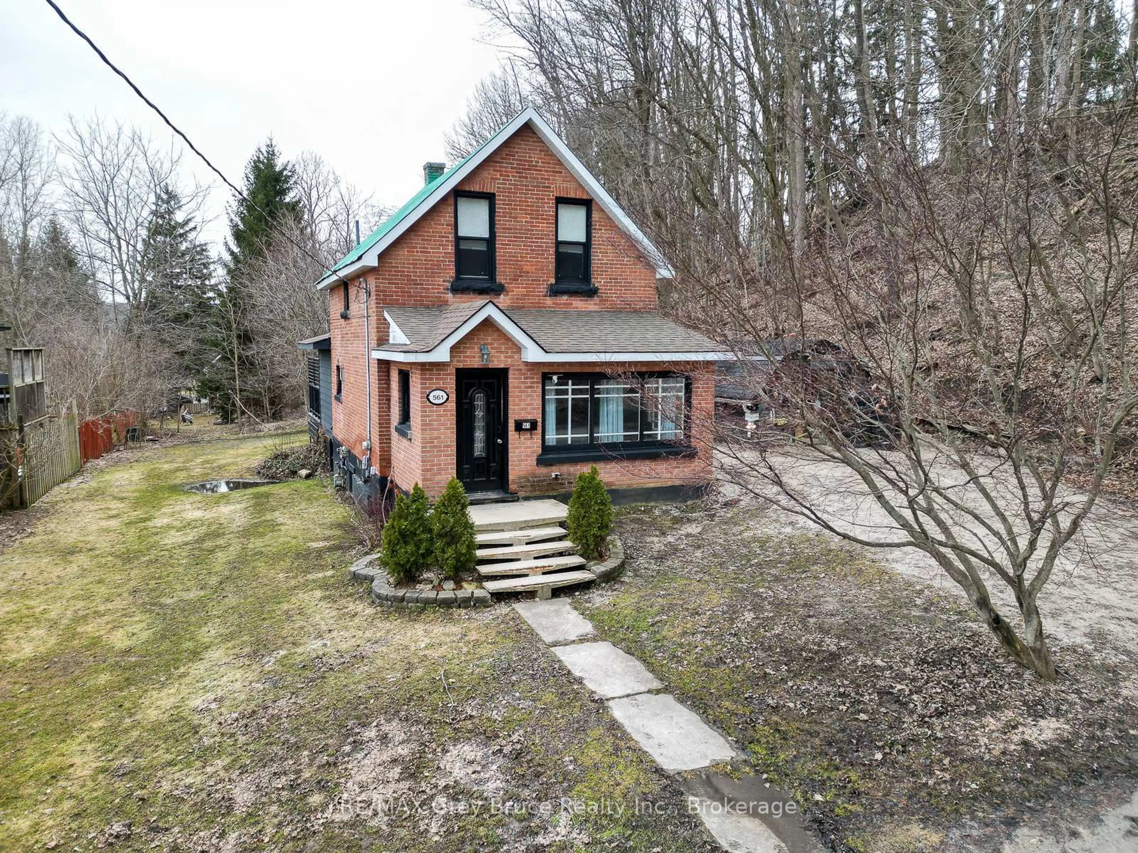 A pic from outside/outdoor area/front of a property/back of a property/a pic from drone, street for 561 17th St, Owen Sound Ontario N4K 4B6