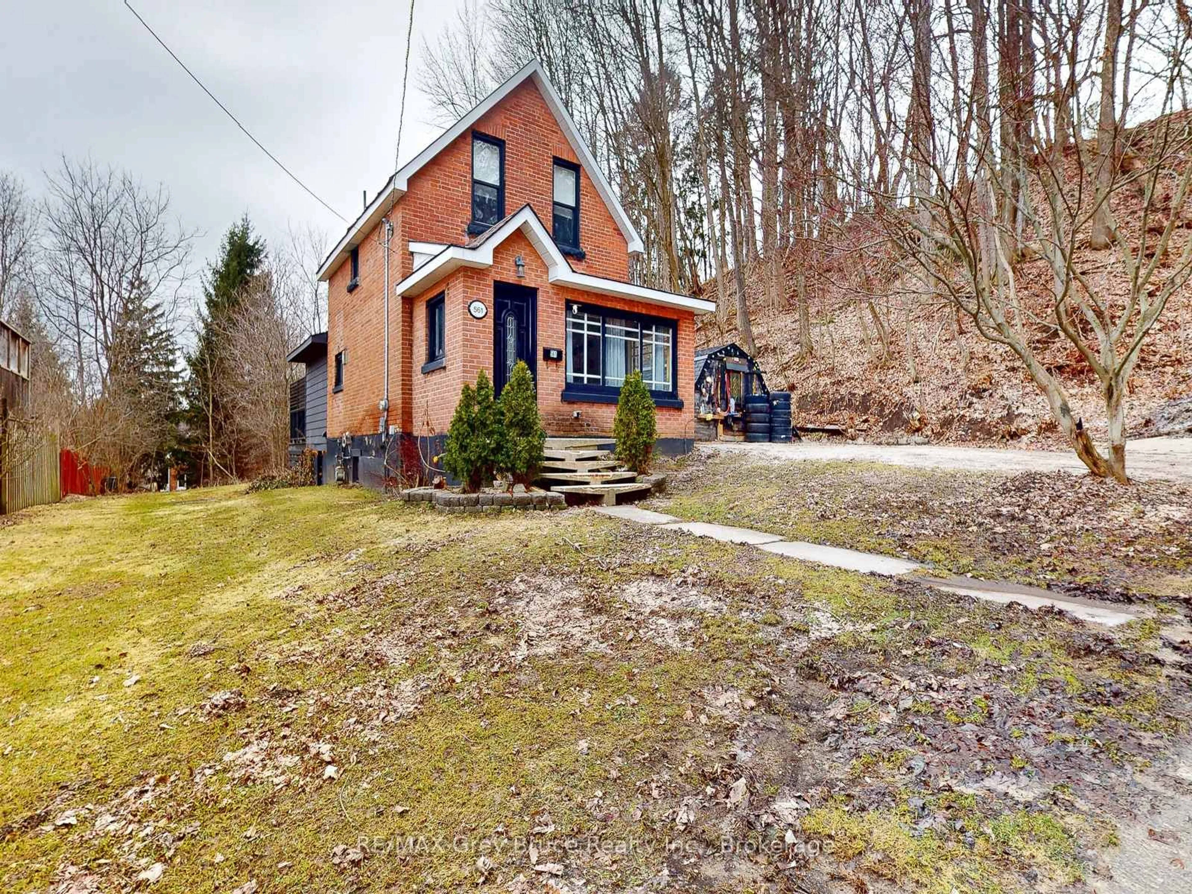 A pic from outside/outdoor area/front of a property/back of a property/a pic from drone, street for 561 17th St, Owen Sound Ontario N4K 4B6