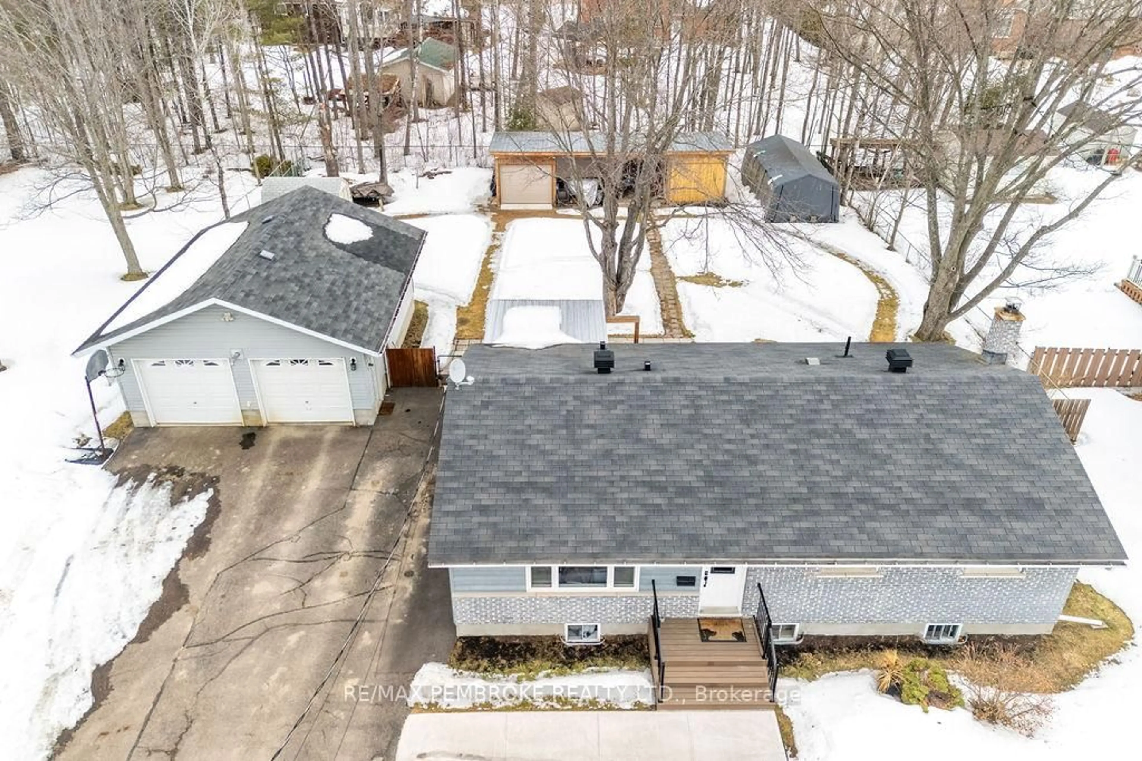 A pic from outside/outdoor area/front of a property/back of a property/a pic from drone, street for 52 Laurentian Dr, Petawawa Ontario K8H 2M3