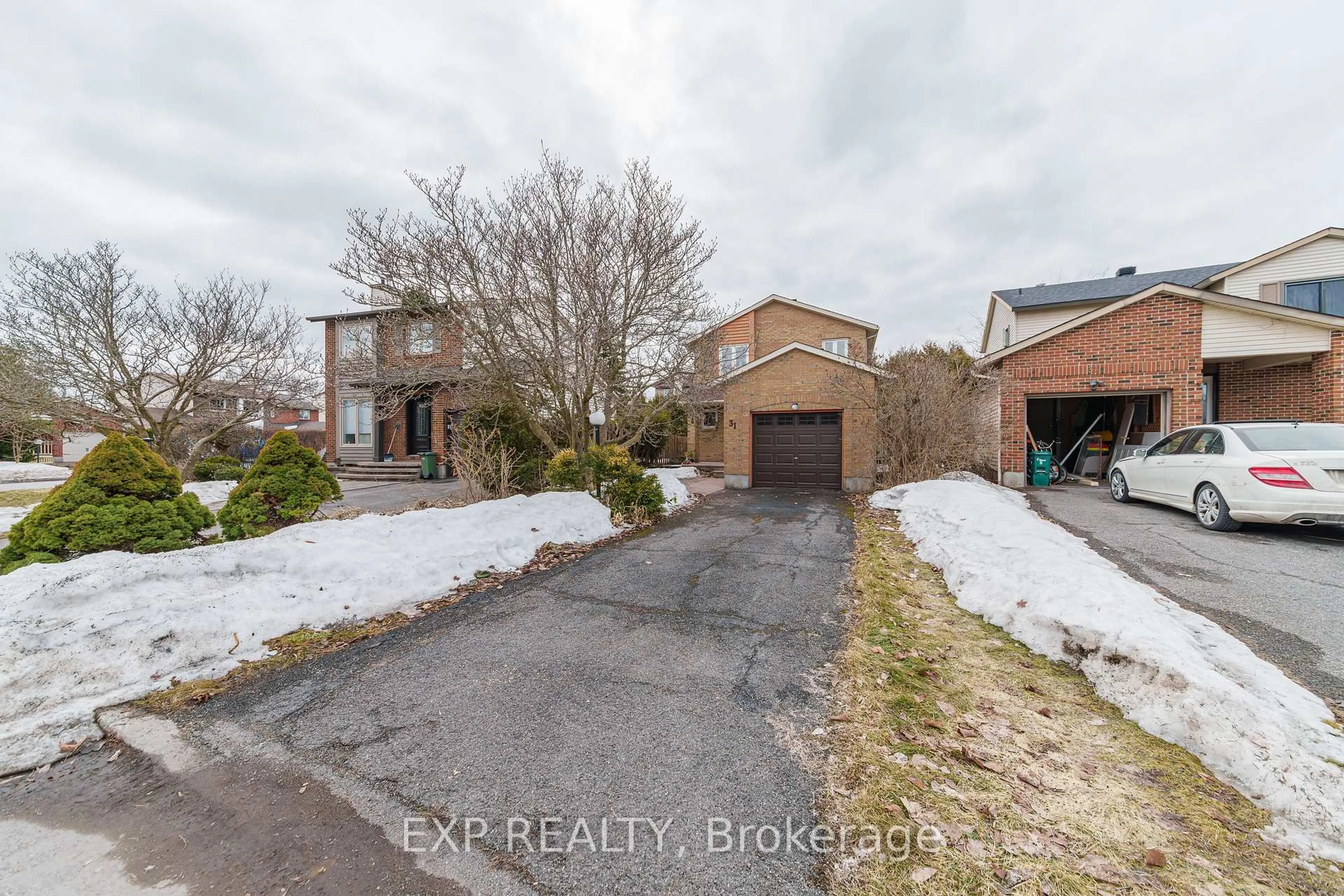 A pic from outside/outdoor area/front of a property/back of a property/a pic from drone, street for 31 Coolspring Cres, Ottawa Ontario K2E 7M9