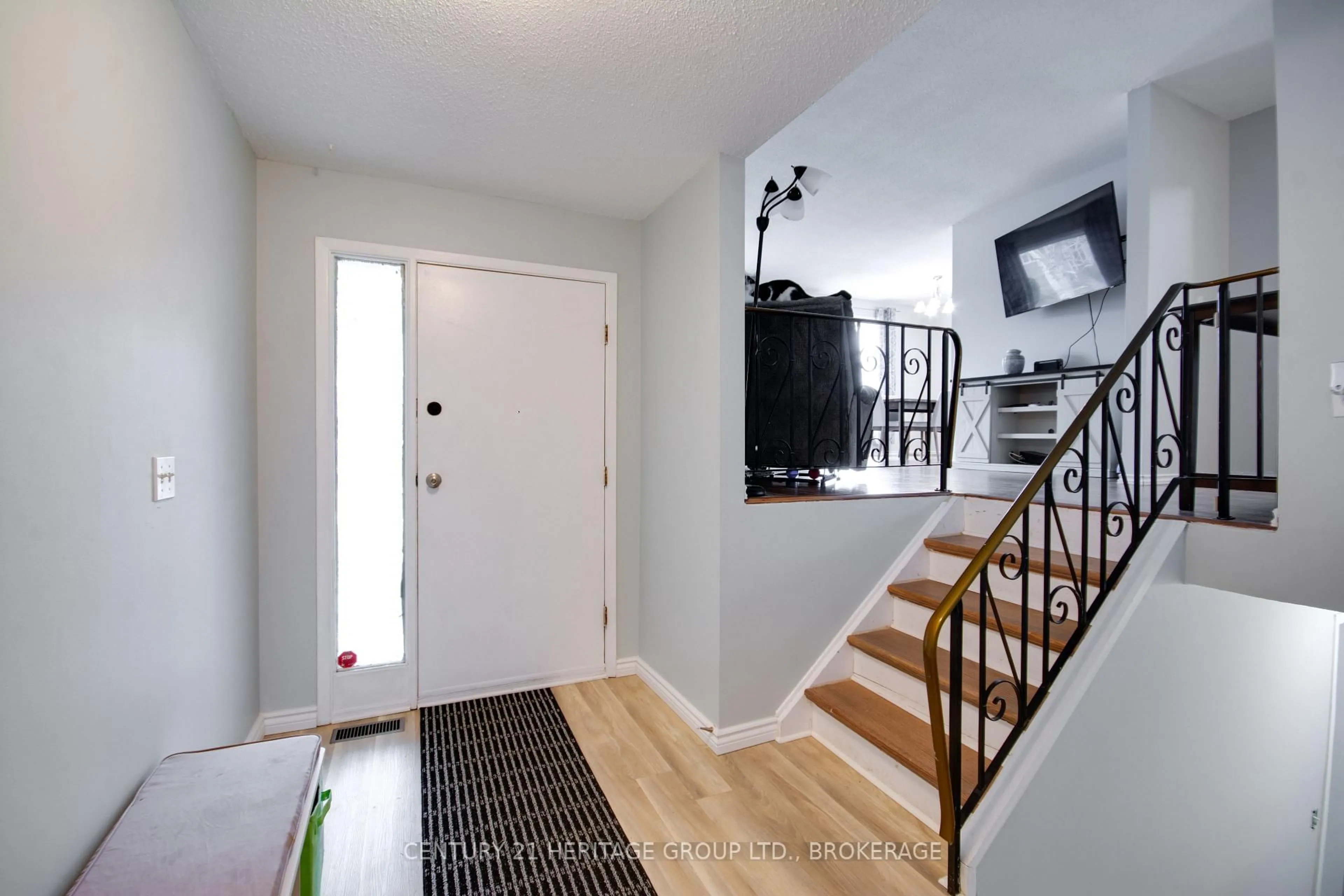 Indoor entryway for 805 Kimberley St, Kingston Ontario K7P 1C4