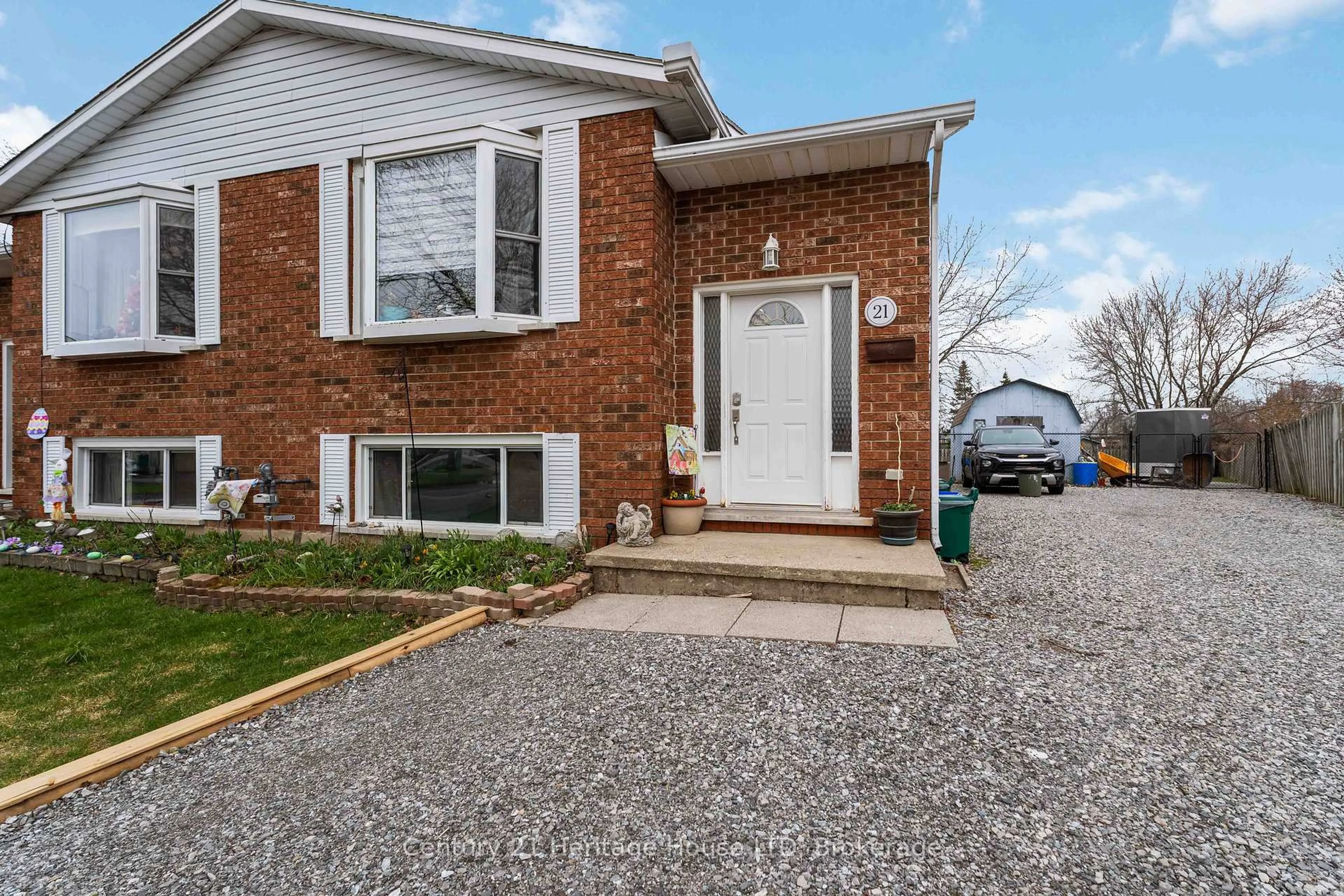 Home with brick exterior material, street for 21 Justina Crt, Welland Ontario L3C 7E4