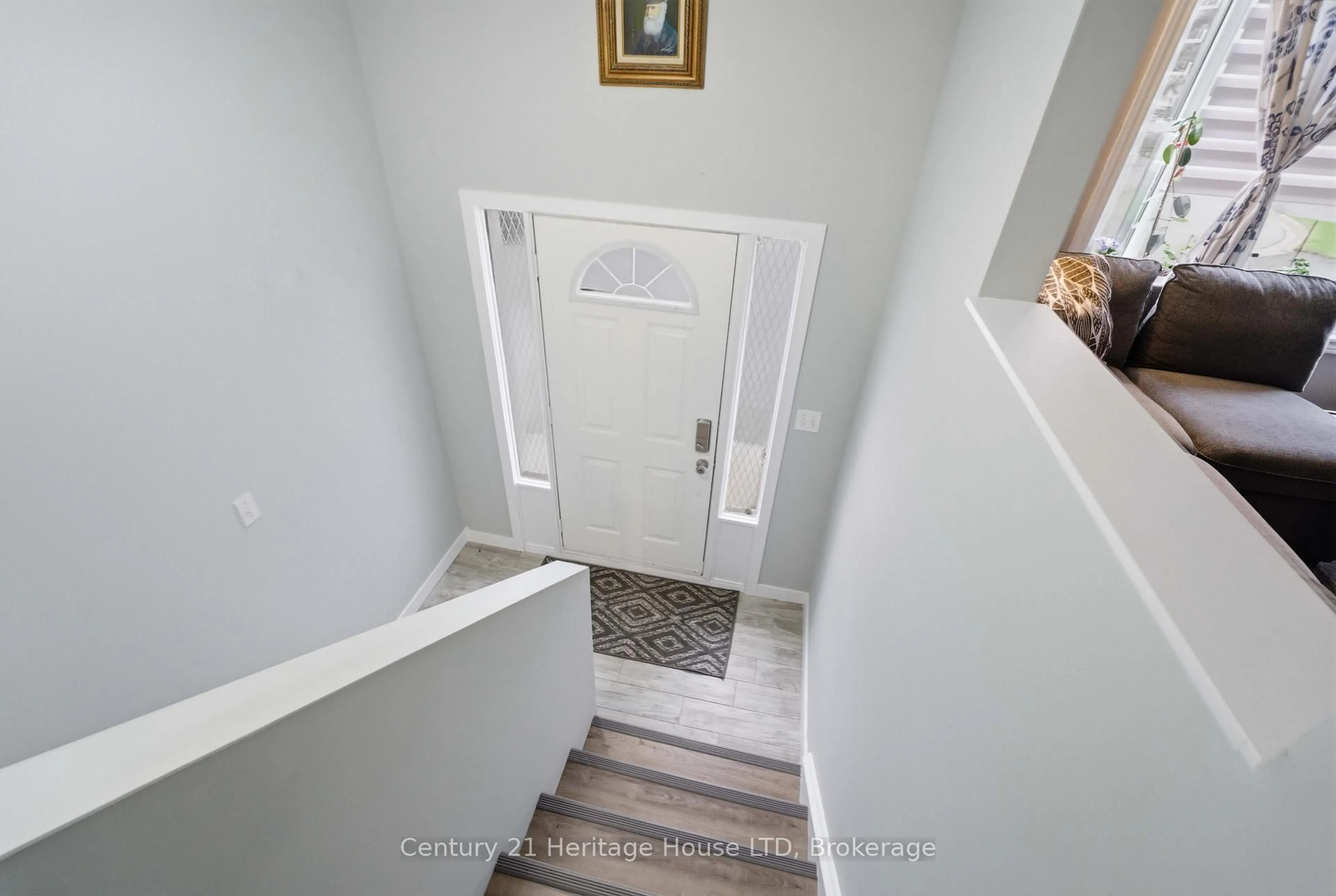 Indoor entryway for 21 Justina Crt, Welland Ontario L3C 7E4