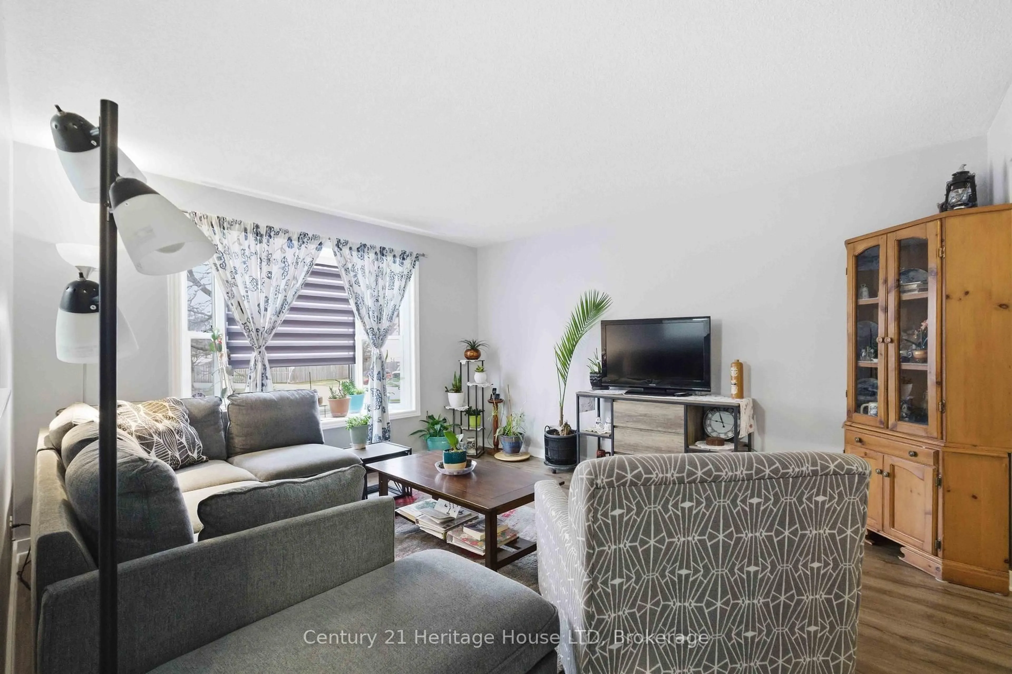 Living room with furniture, unknown for 21 Justina Crt, Welland Ontario L3C 7E4