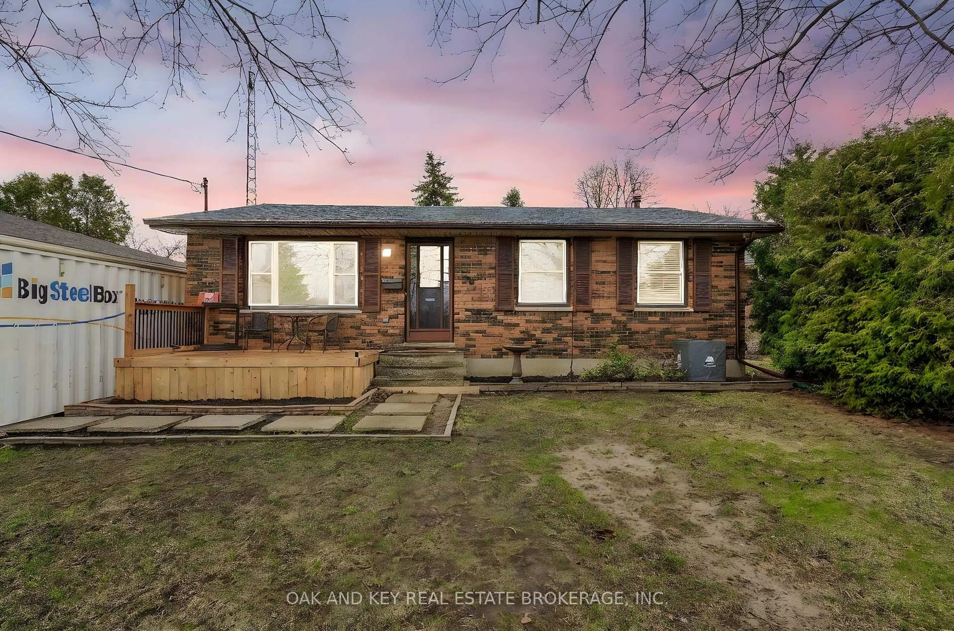 A pic from outside/outdoor area/front of a property/back of a property/a pic from drone, street for 26 Sinclair Ave, St. Thomas Ontario N5R 3A8