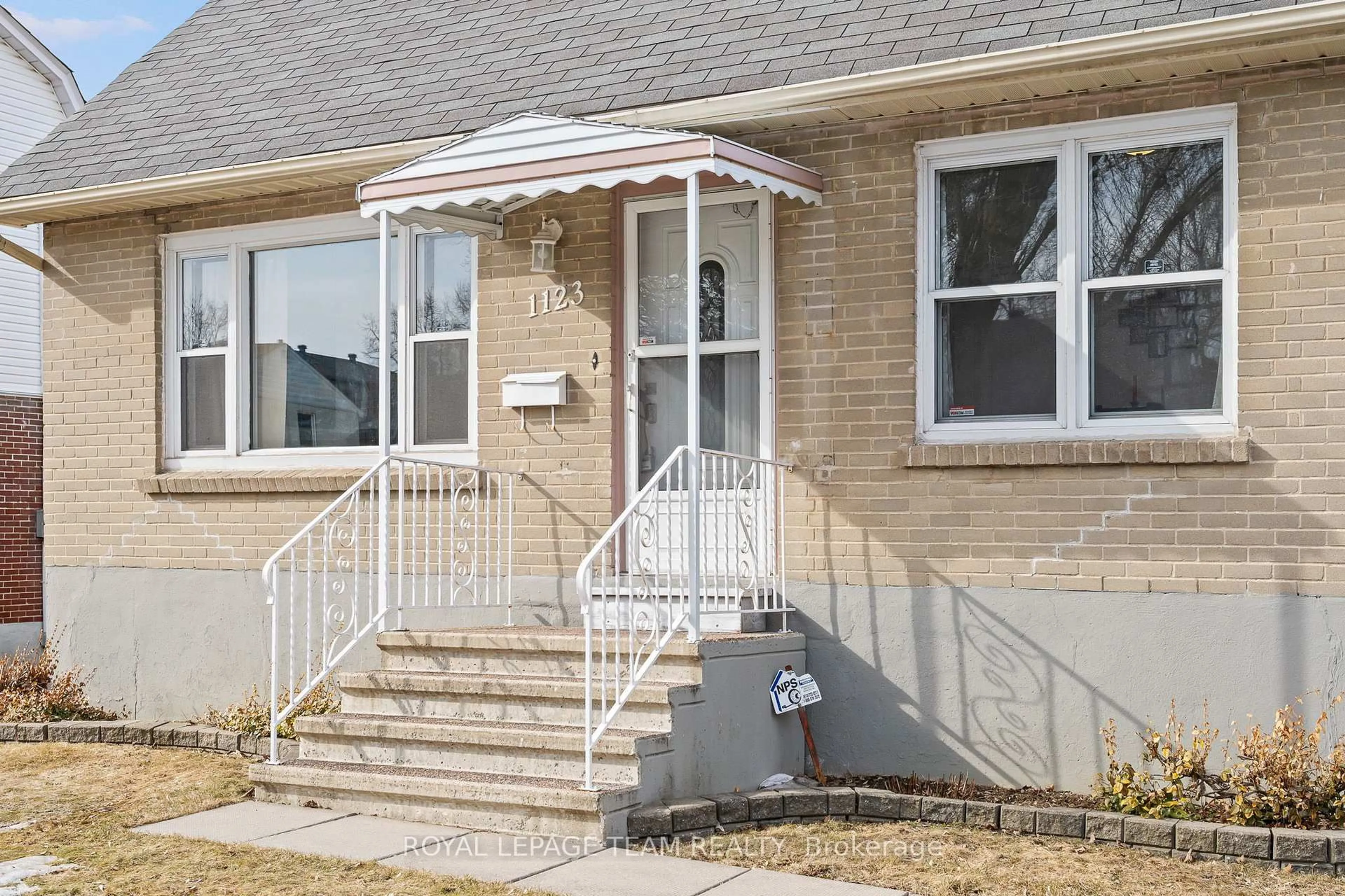 Home with vinyl exterior material, street for 1123 Secord Ave, Ottawa Ontario K1H 8C9