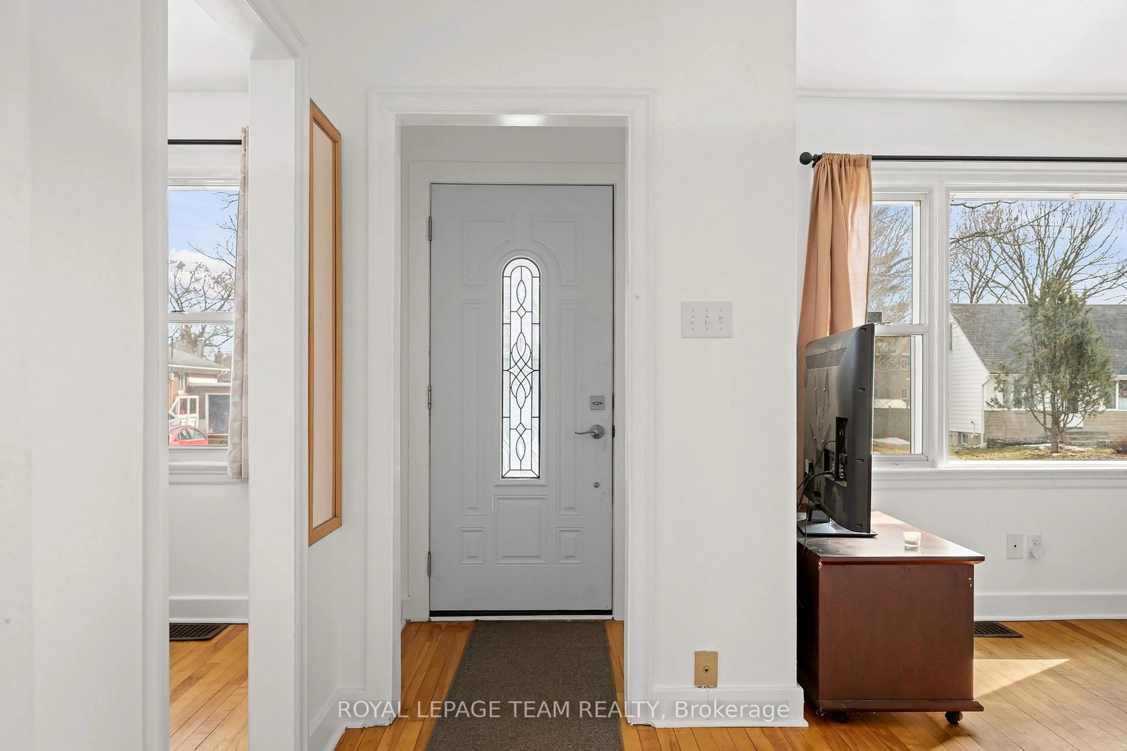 Indoor entryway for 1123 Secord Ave, Ottawa Ontario K1H 8C9