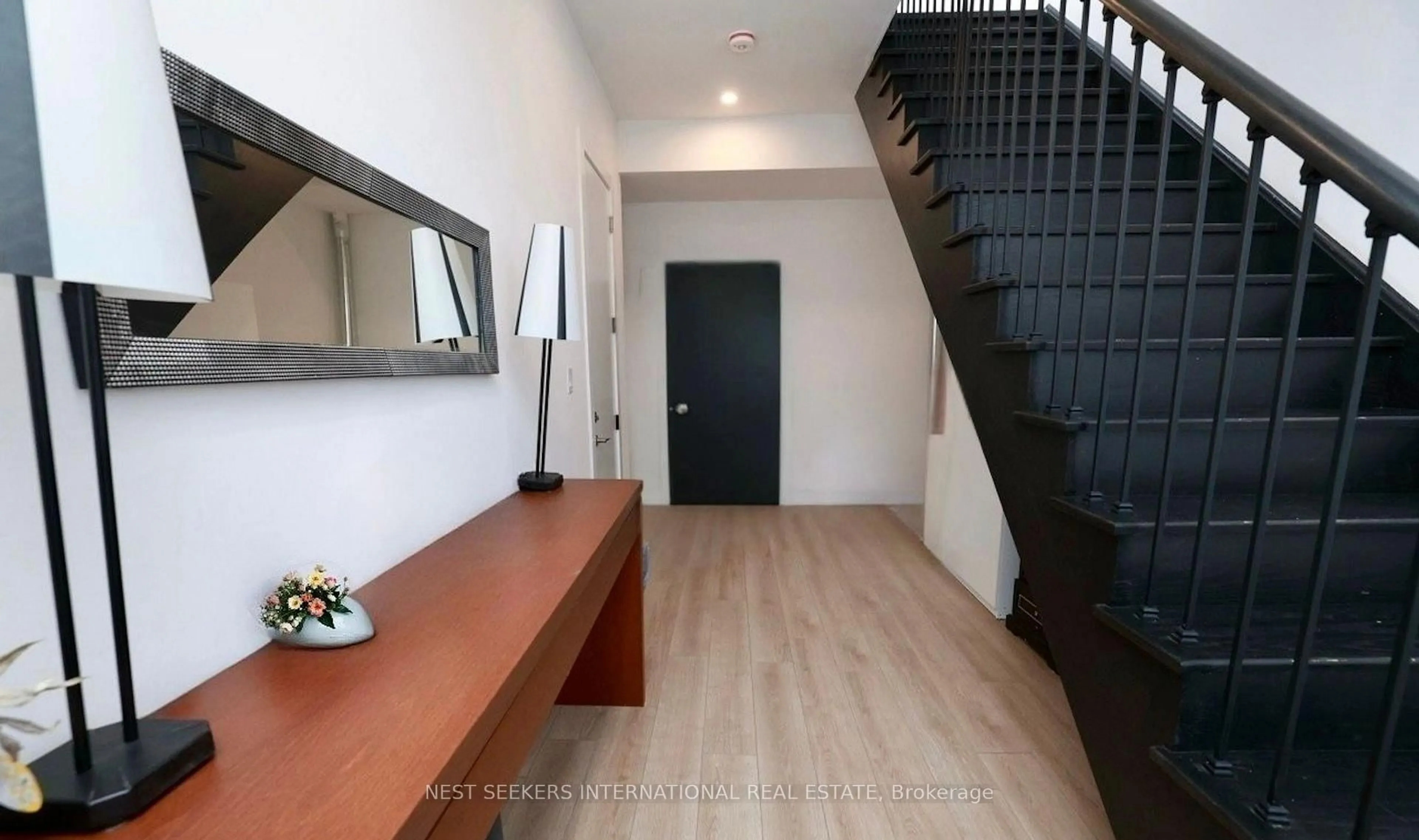 Indoor foyer for 37 Summerside Mews, Pelham Ontario L0S 1E6