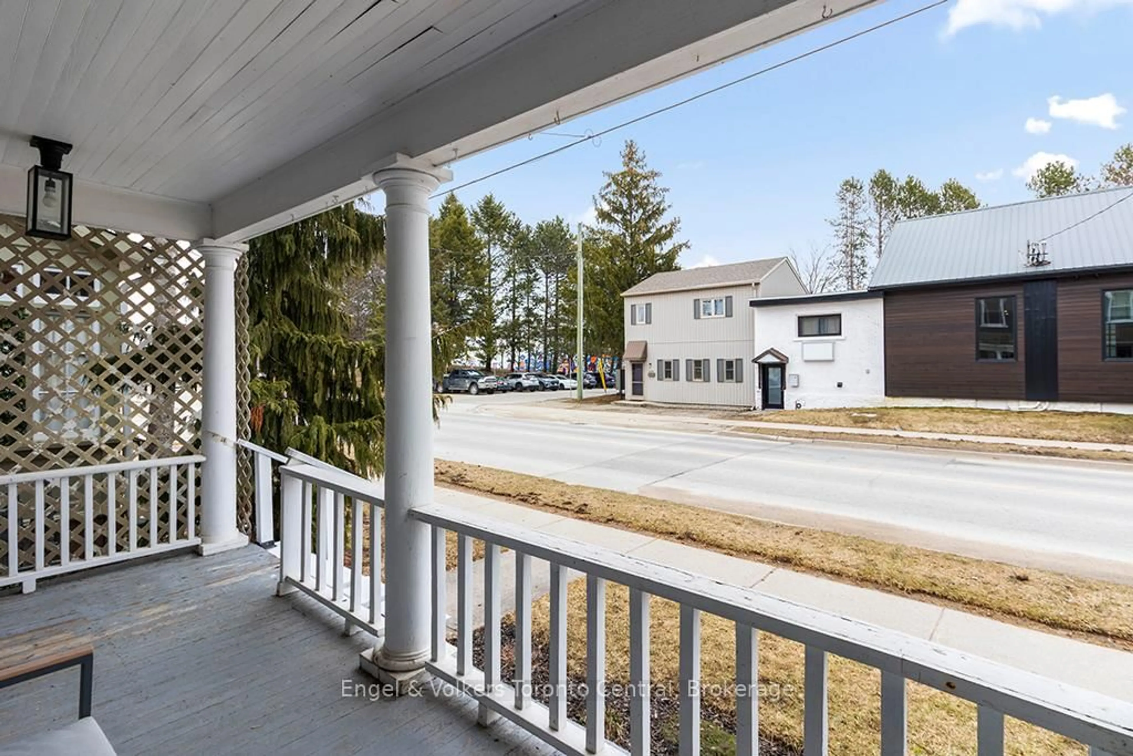 Patio, street for 1092 1st Ave, Owen Sound Ontario N4K 4K6