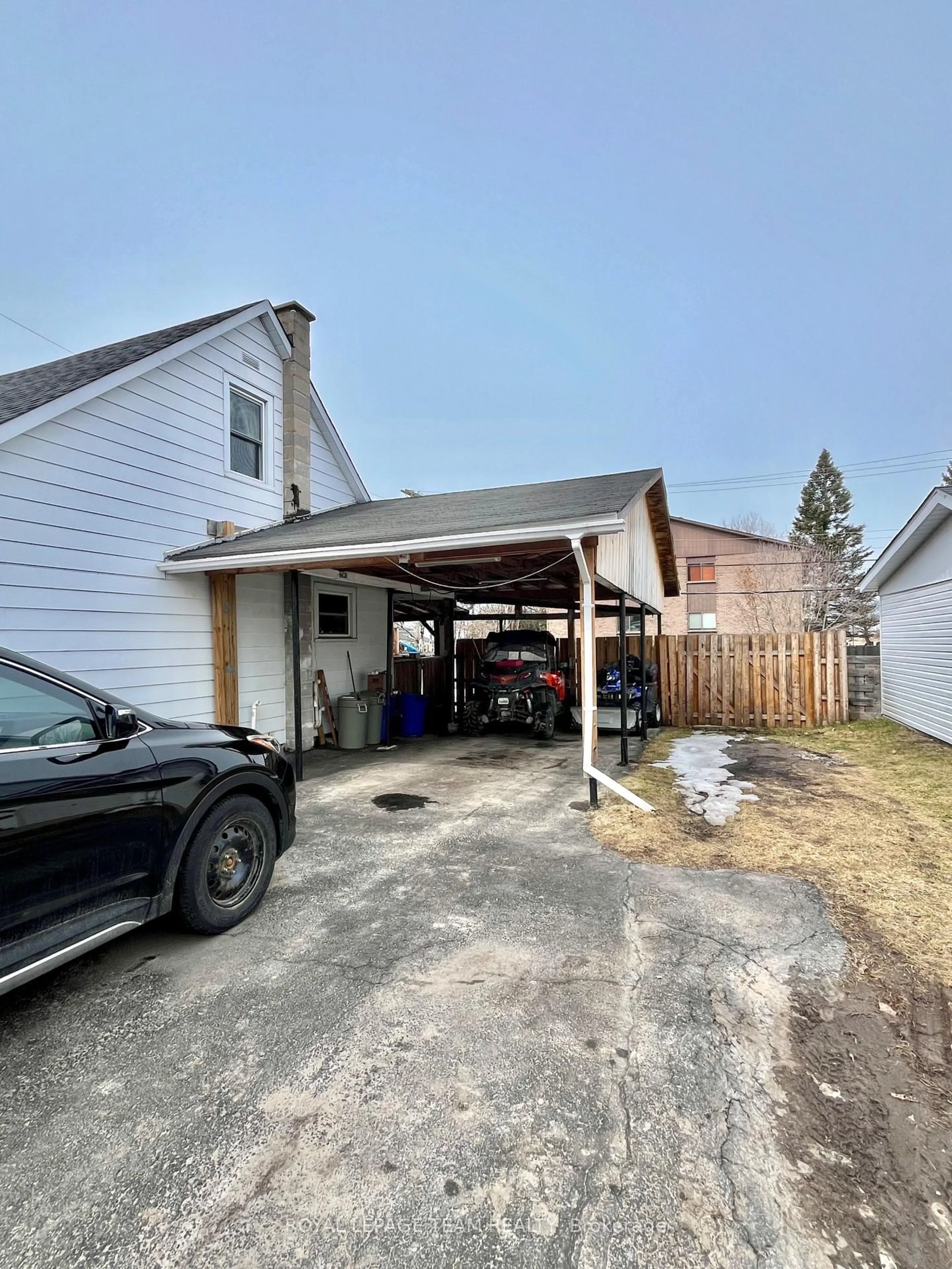 Indoor garage for 260 Jordan Ave, Renfrew Ontario K7V 2R2