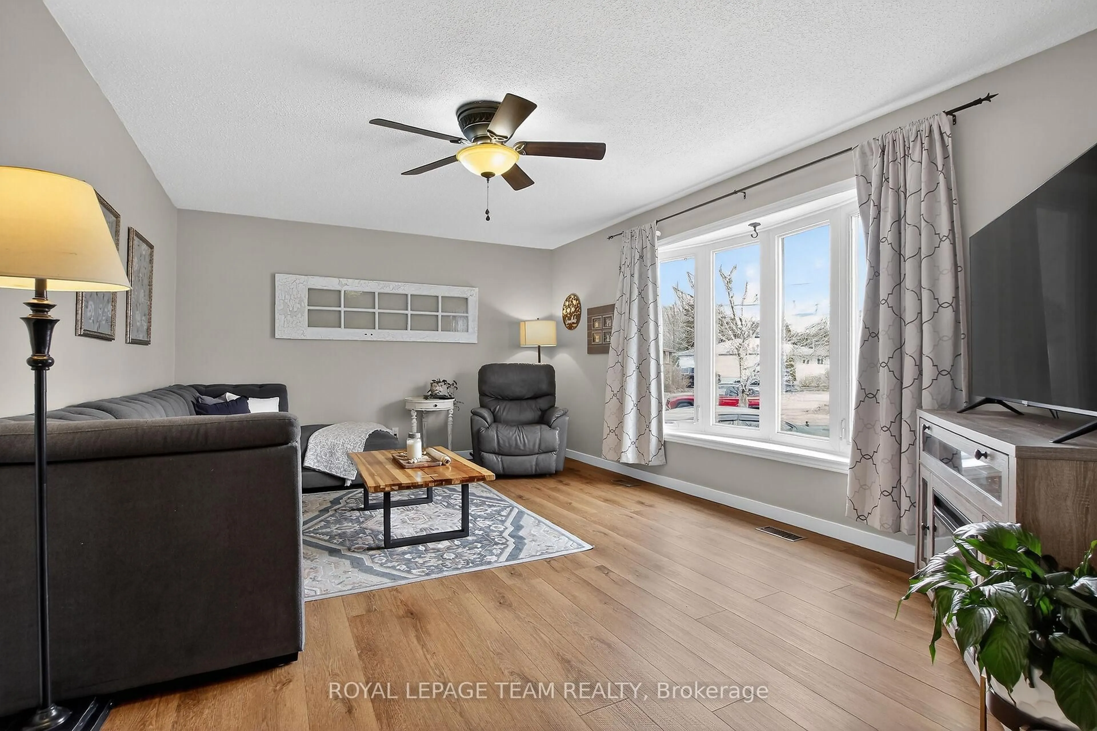 Living room with furniture, unknown for 44 Ballantrae Way, Kanata Ontario K2L 1N5