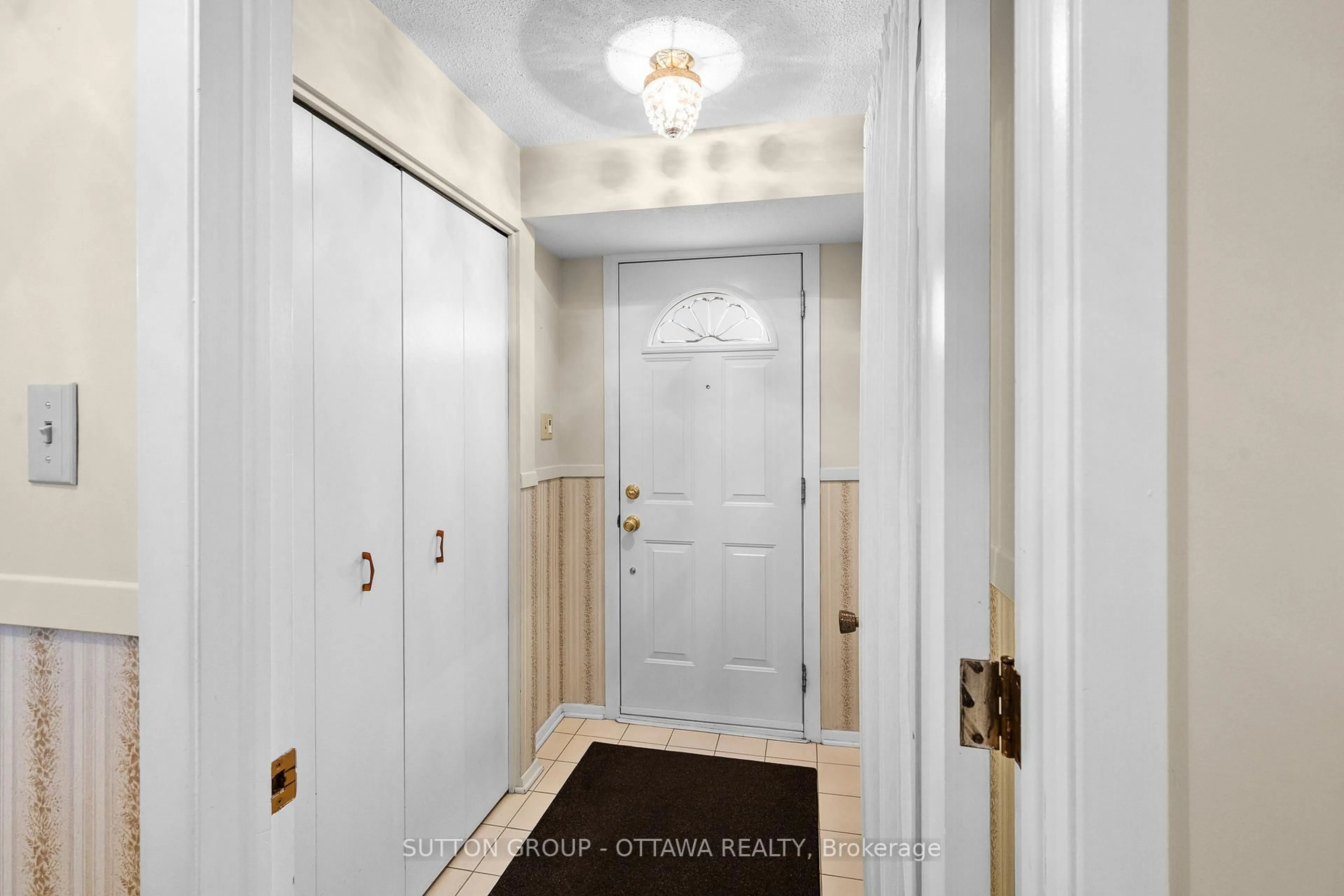 Indoor entryway for 2391 Ogilvie Rd, Ottawa Ontario K1J 7N4