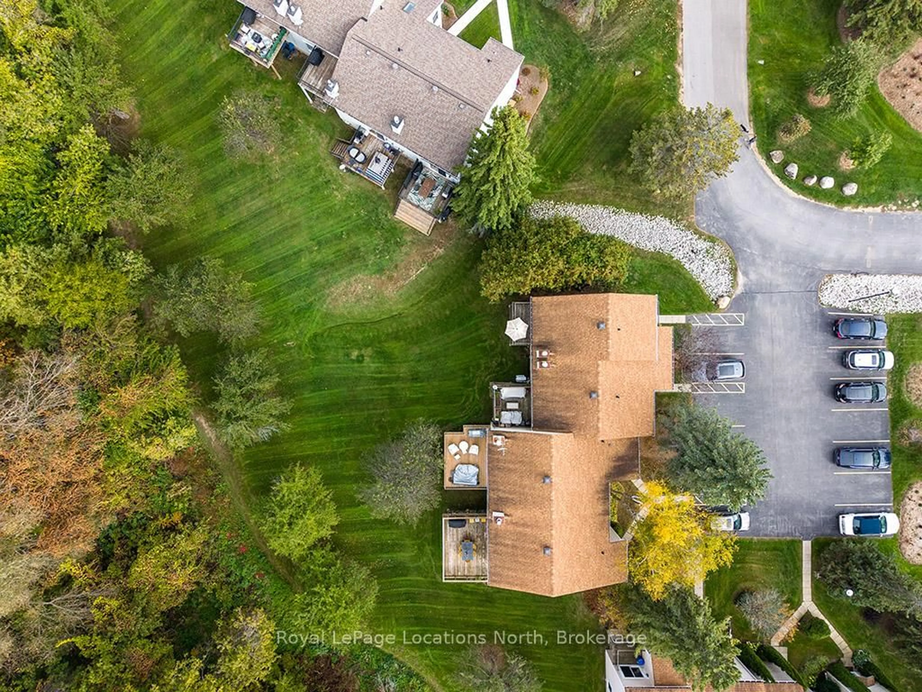 A pic from outside/outdoor area/front of a property/back of a property/a pic from drone, street for 127 Alfred St #38, Blue Mountains Ontario N0H 2P0