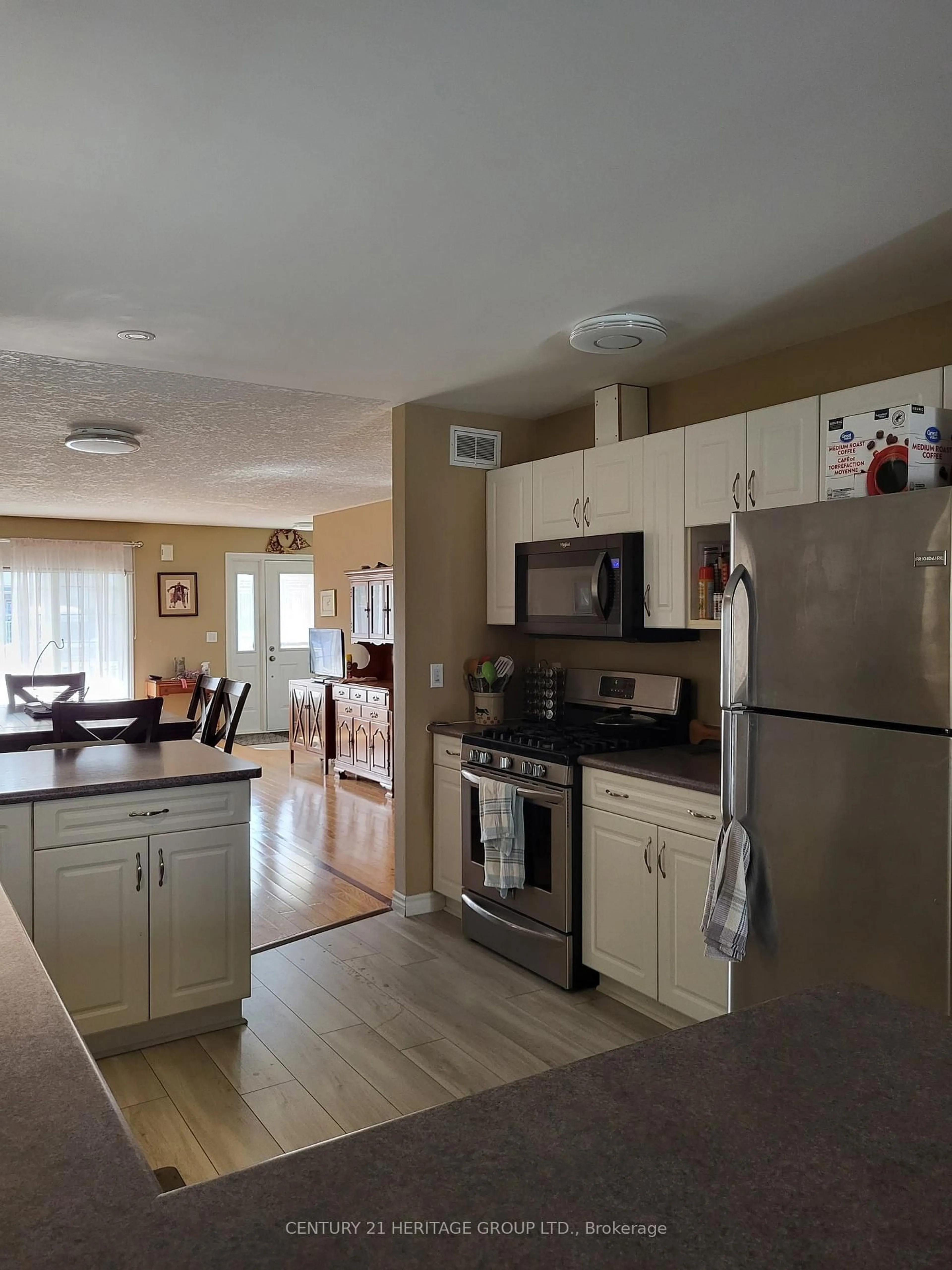 Open concept kitchen, unknown for 71 Finch Dr, Belleville Ontario K8P 5L4