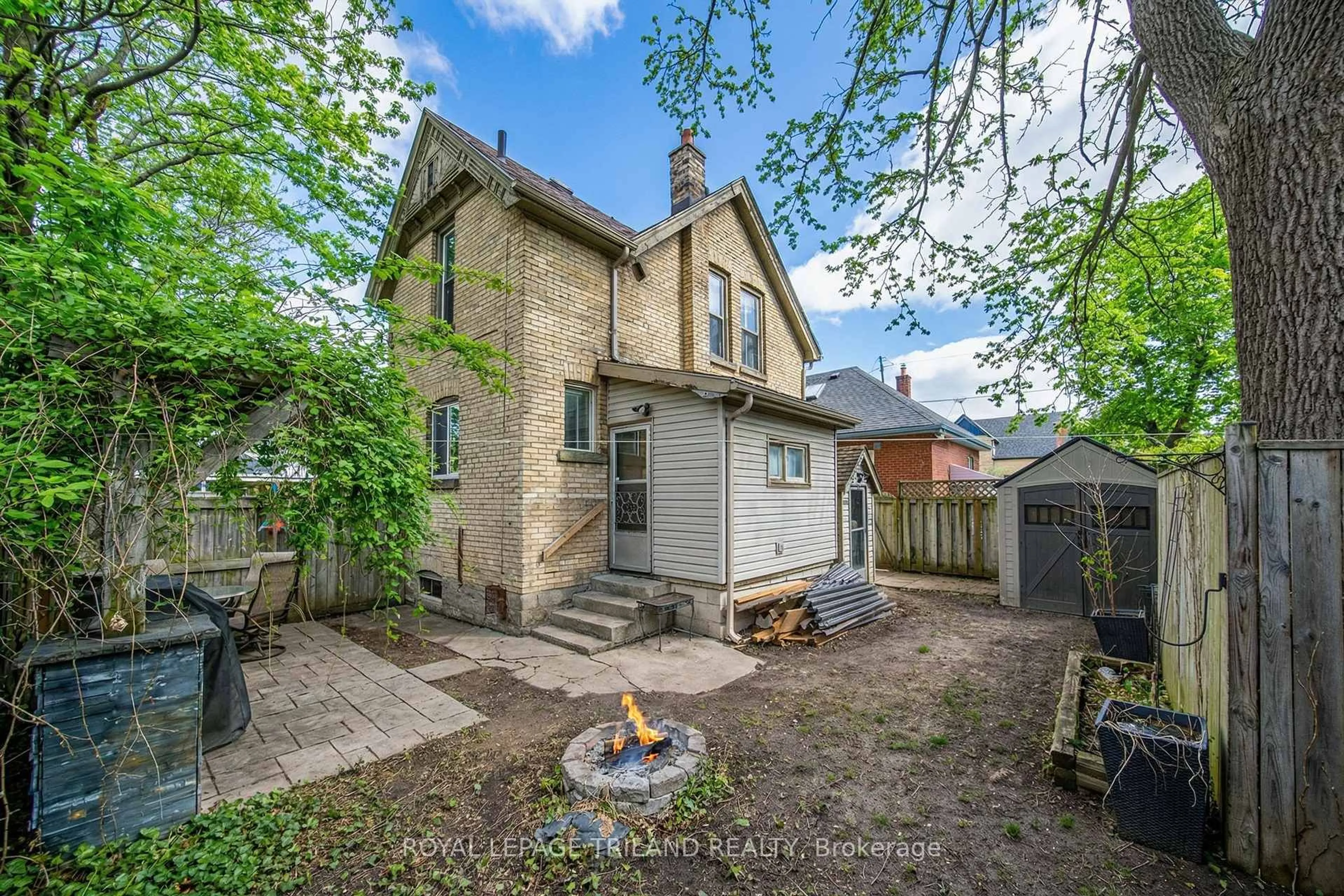 A pic from outside/outdoor area/front of a property/back of a property/a pic from drone, street for 981 Lorne Ave, London East Ontario N5W 3L4