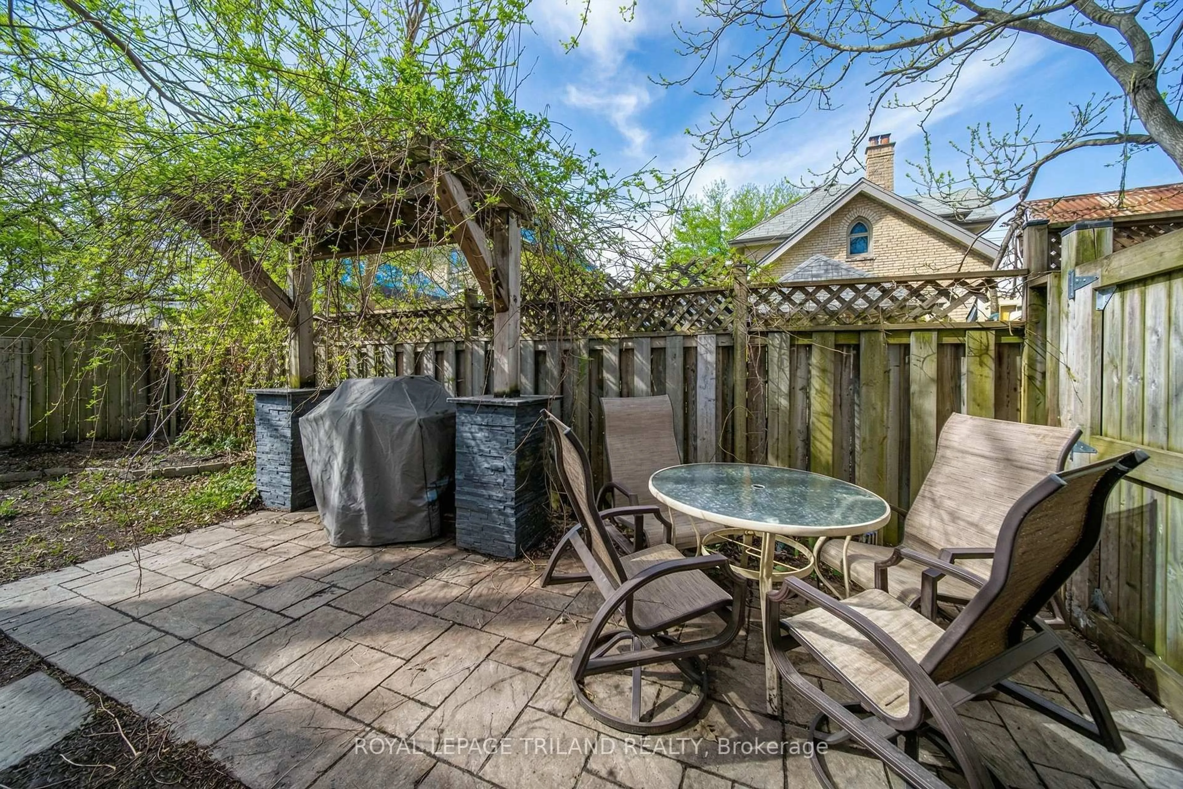 Patio, street for 981 Lorne Ave, London East Ontario N5W 3L4