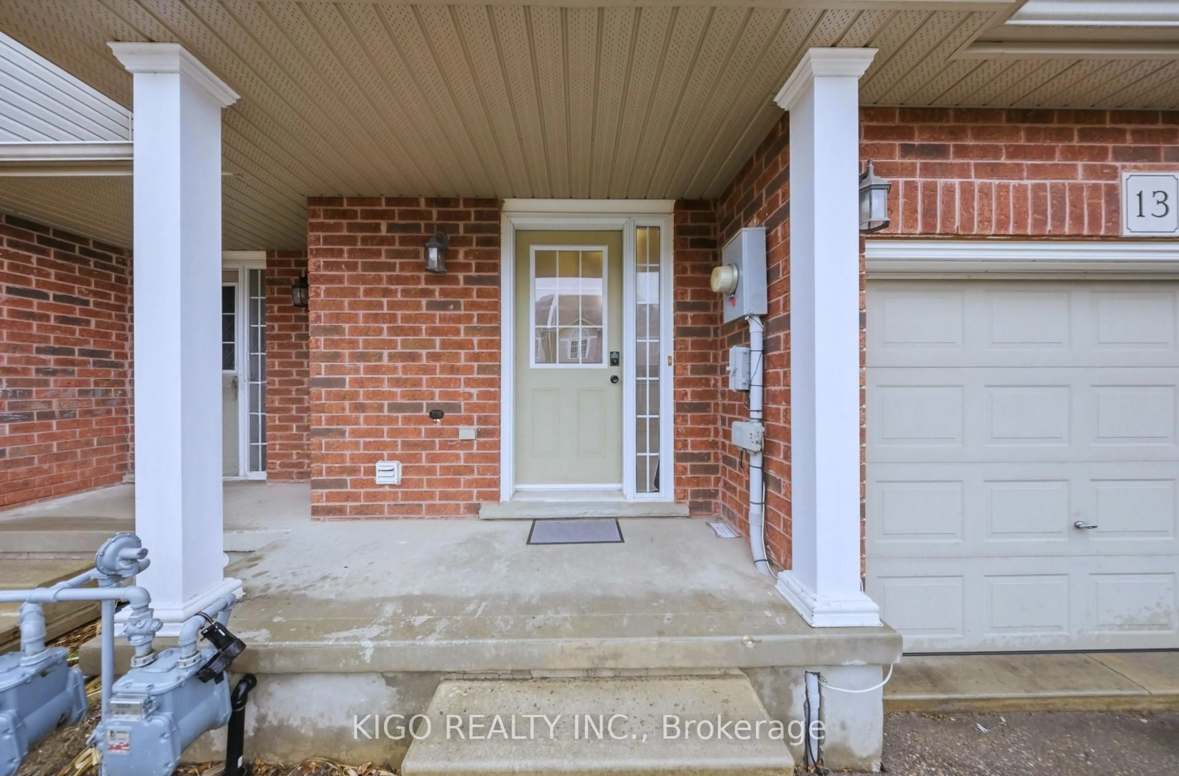 Indoor entryway for 468 Doon South Dr #13, Kitchener Ontario N2P 0A2