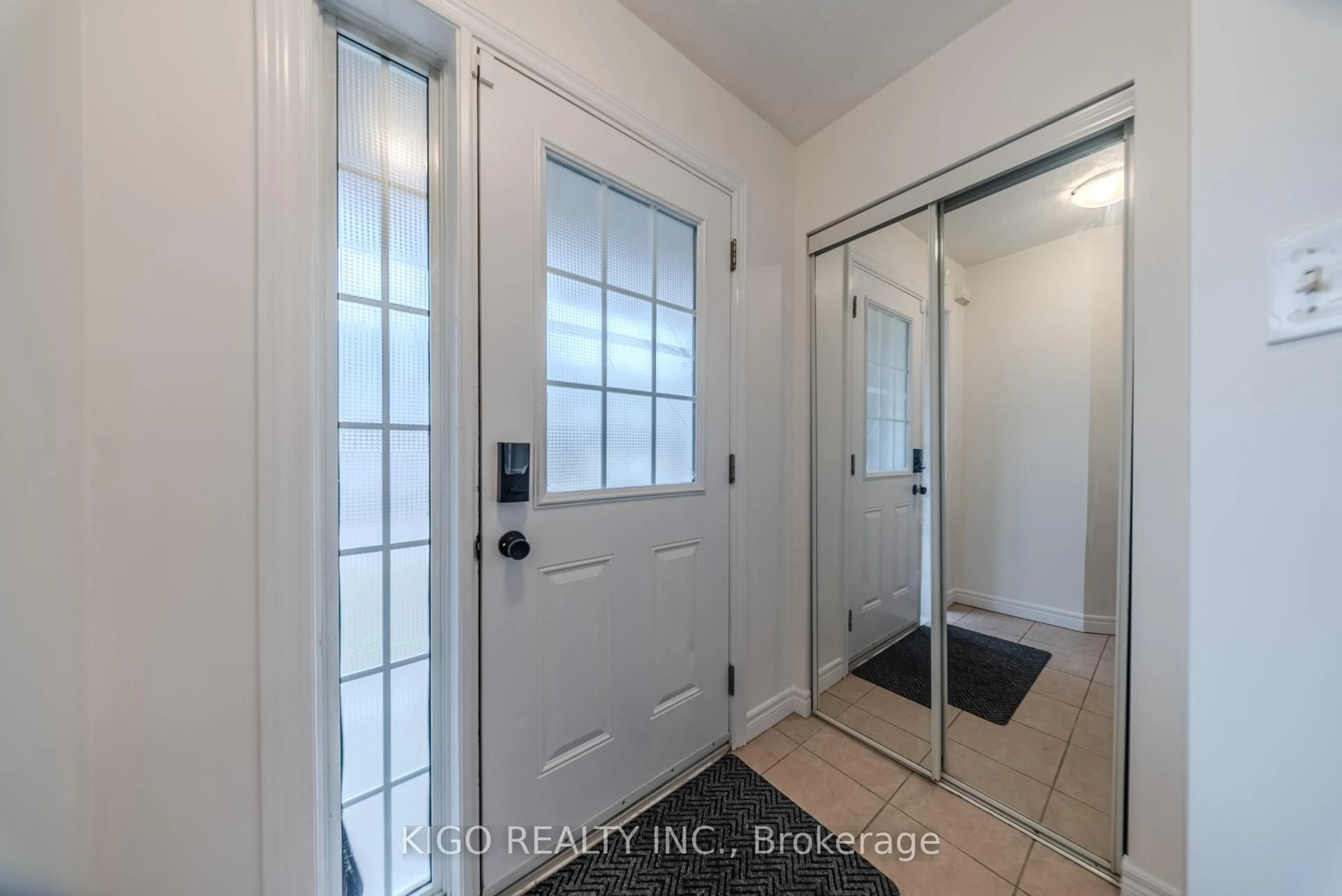 Indoor entryway for 468 Doon South Dr #13, Kitchener Ontario N2P 0A2
