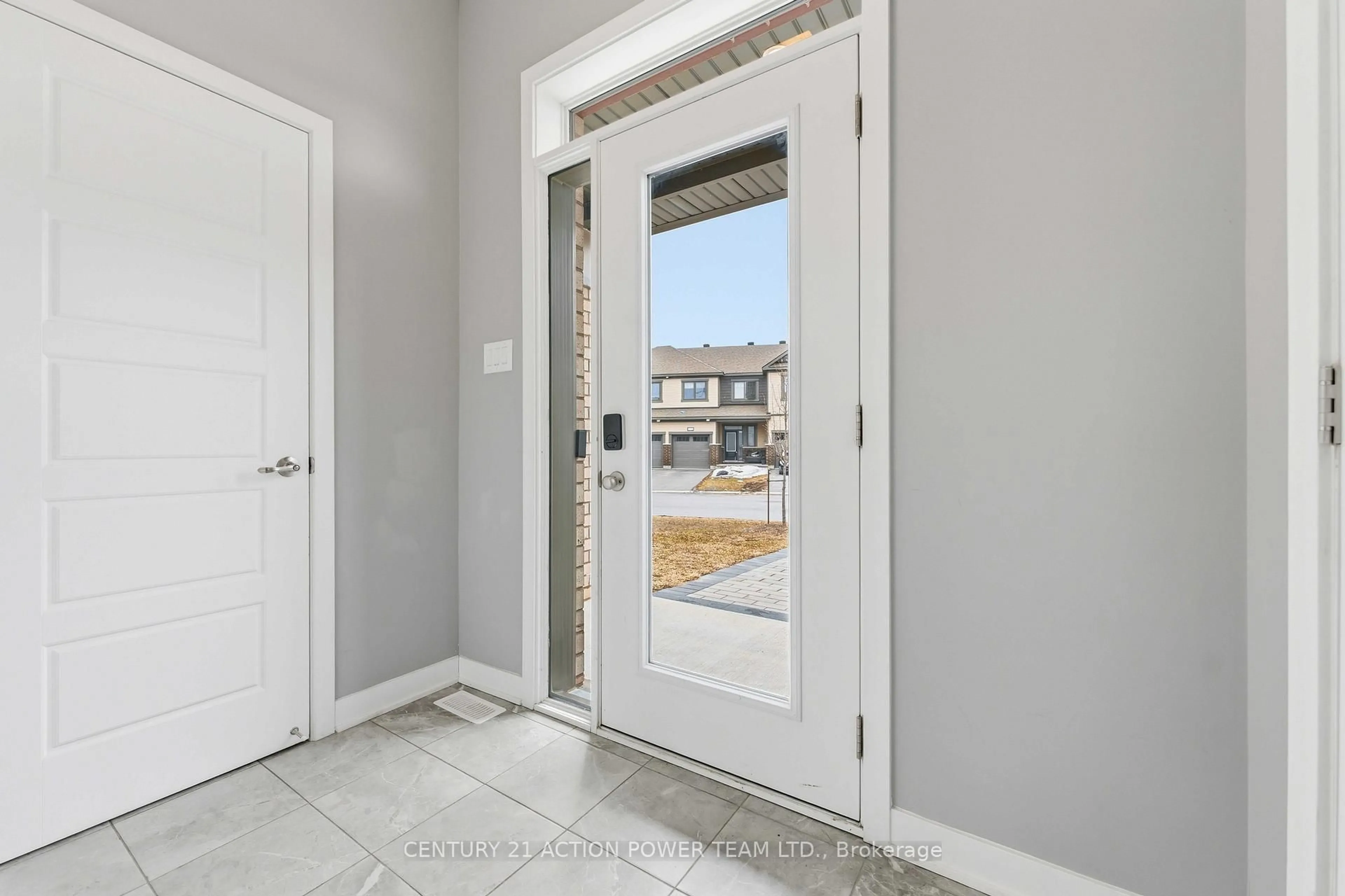 Indoor entryway for 2195 Winsome Terr, Orleans Ontario K4A 5M9