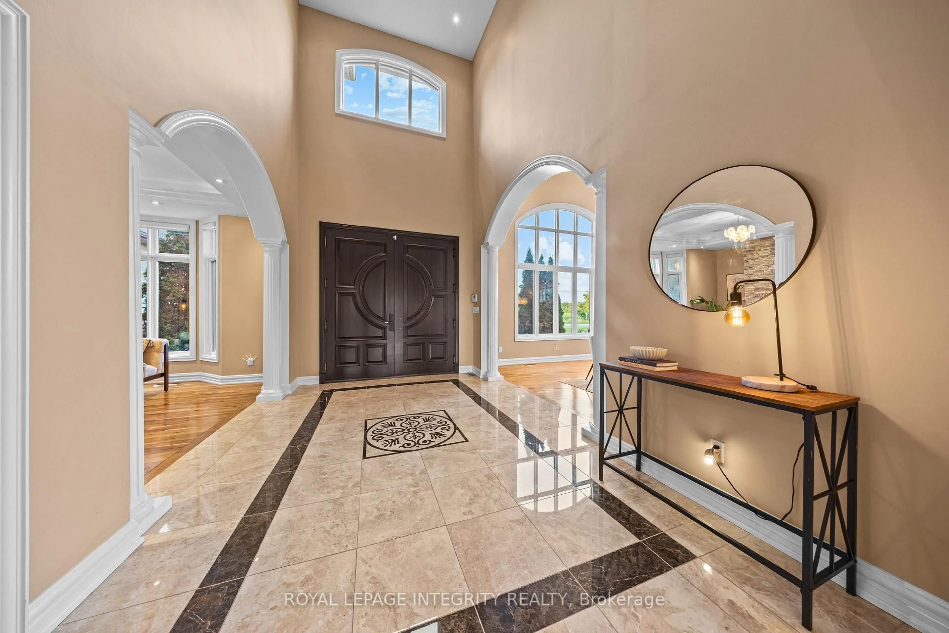 Indoor foyer for 1180 River Rd, Ottawa Ontario K4M 1B4
