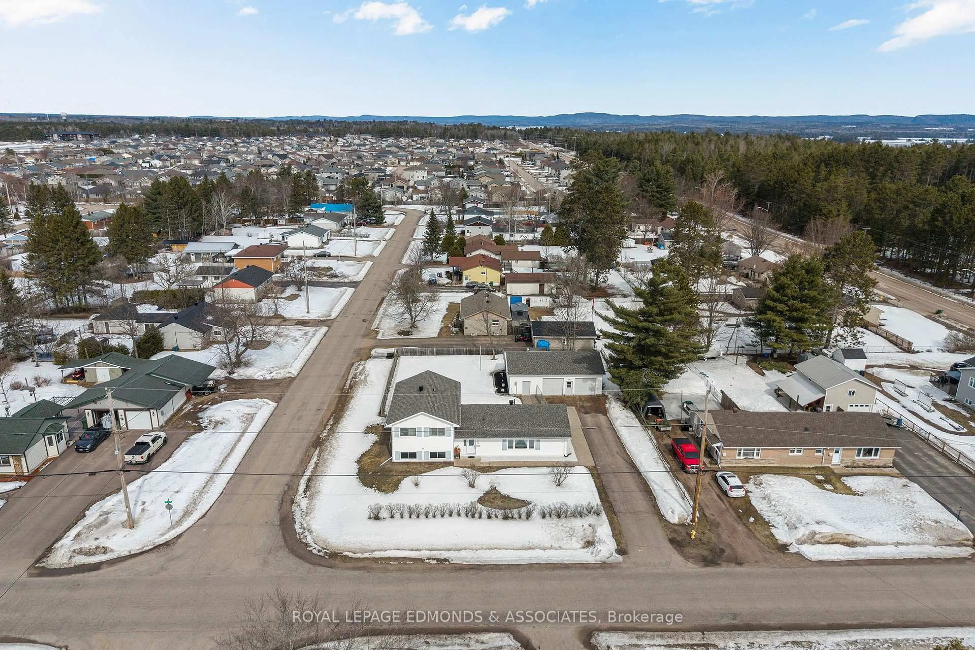 A pic from outside/outdoor area/front of a property/back of a property/a pic from drone, unknown for 31 Silke Dr, Petawawa Ontario K8H 2L3